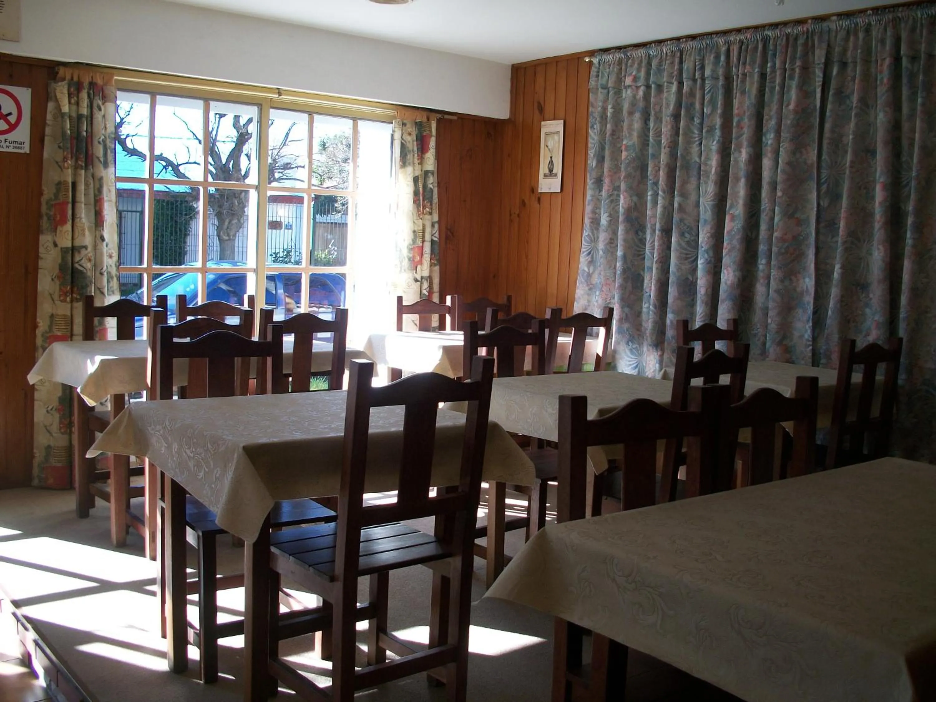 Restaurant/places to eat in Hotel Royal