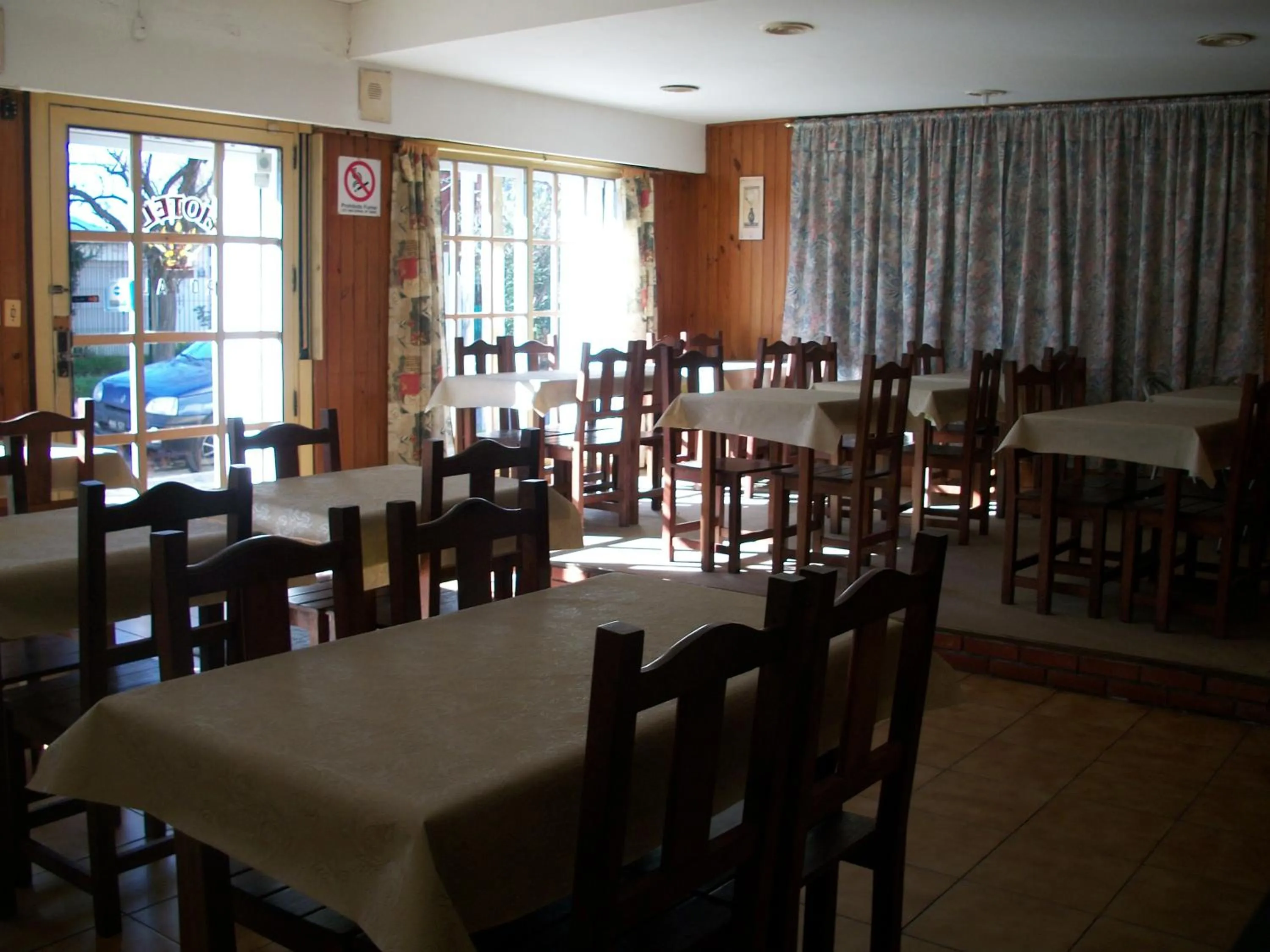 Restaurant/places to eat in Hotel Royal