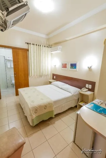 Bedroom, Bed in Bellmont Hotel