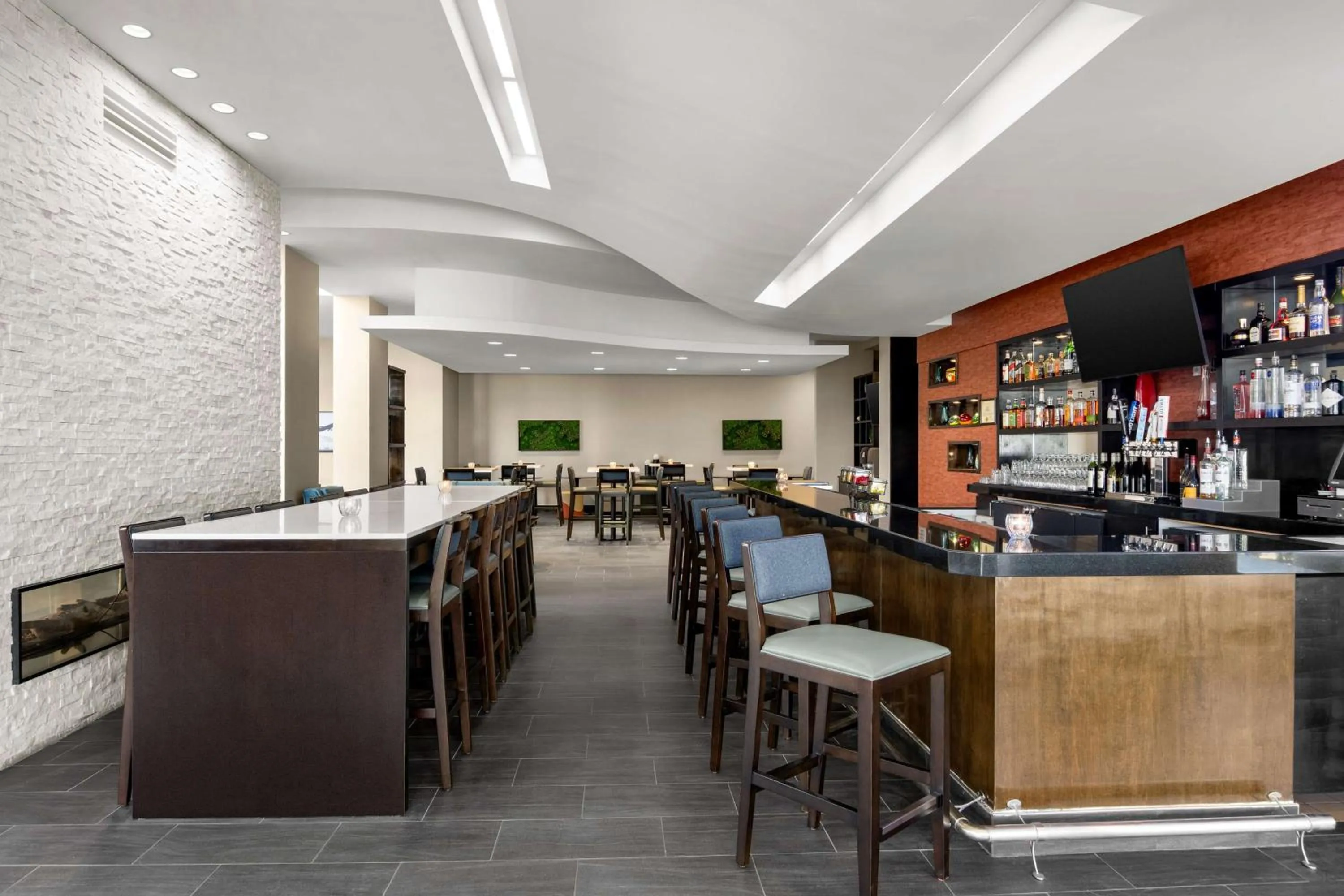 Restaurant/places to eat in Embassy Suites by Hilton Newark Airport