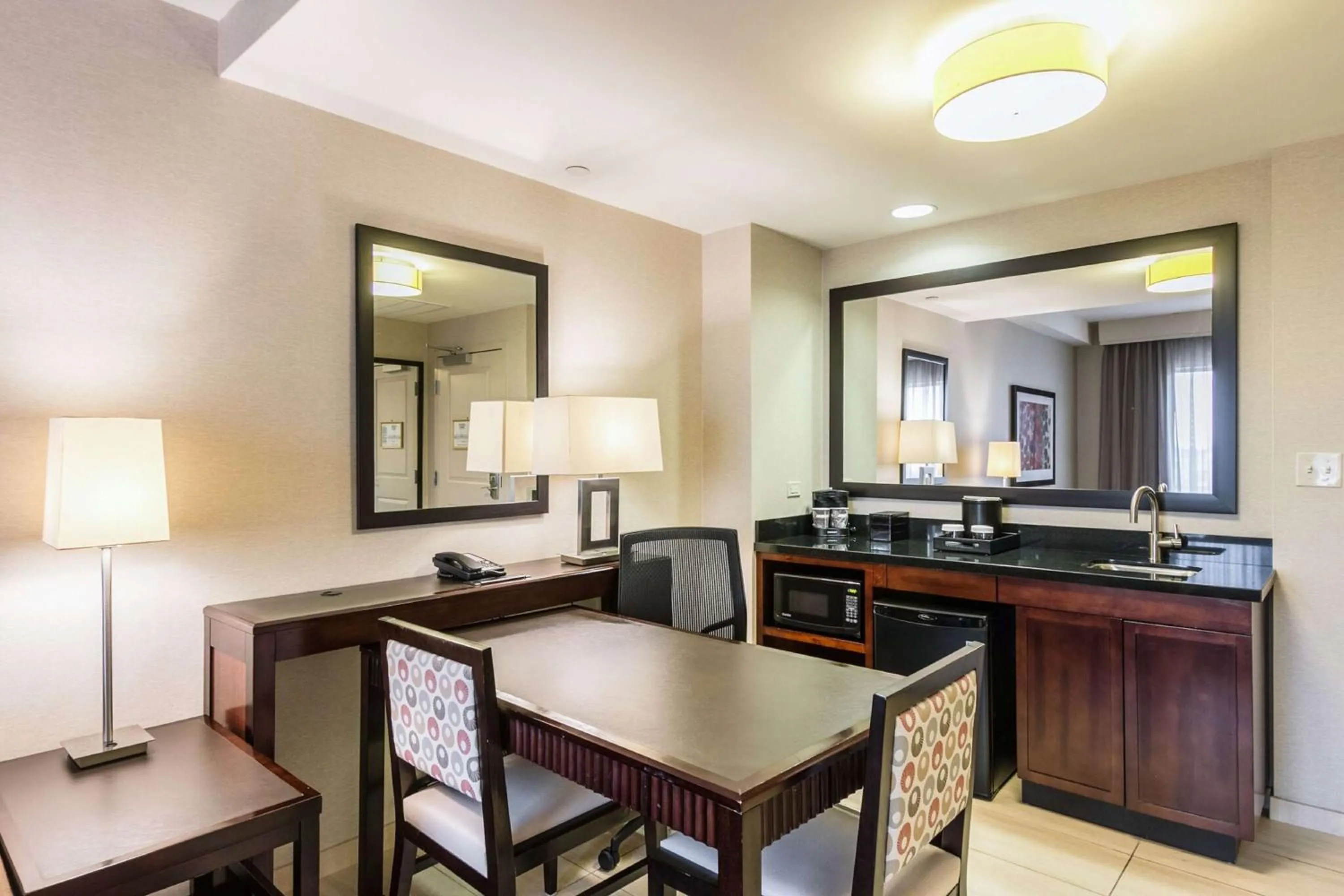 Bedroom in Embassy Suites by Hilton Newark Airport