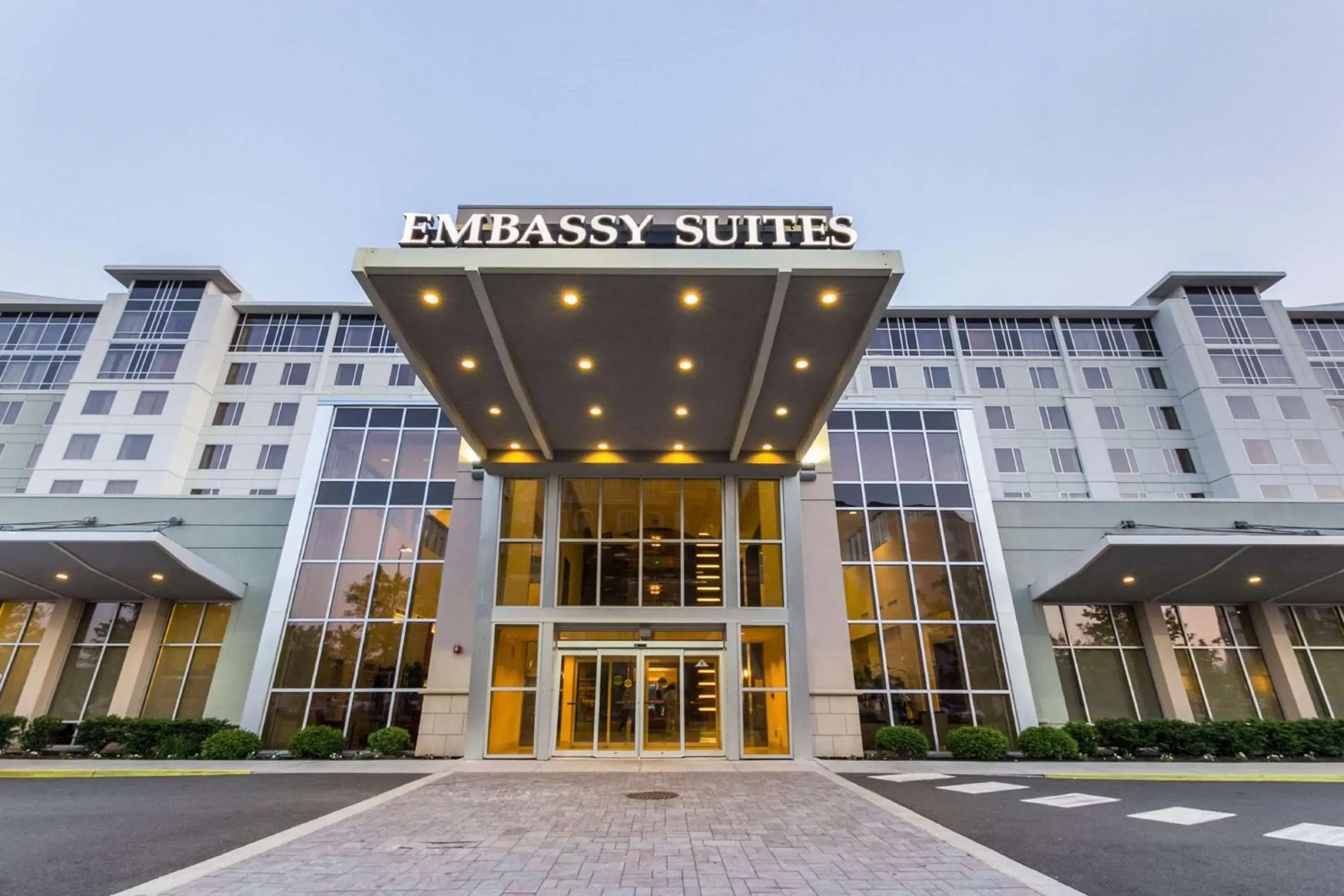 Property building in Embassy Suites by Hilton Newark Airport Property building in Embassy Suites by Hilton Newark Airport