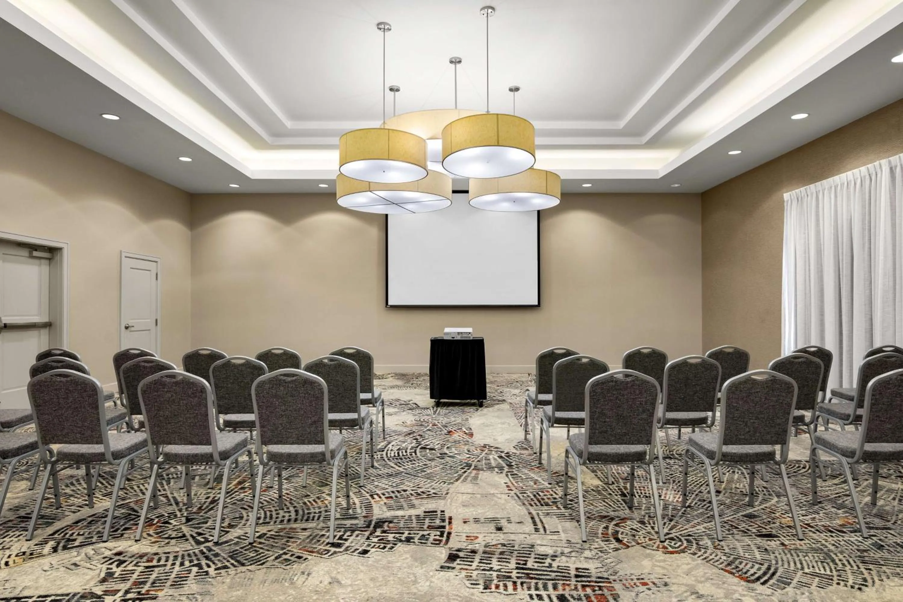 Meeting/conference room in Embassy Suites by Hilton Newark Airport