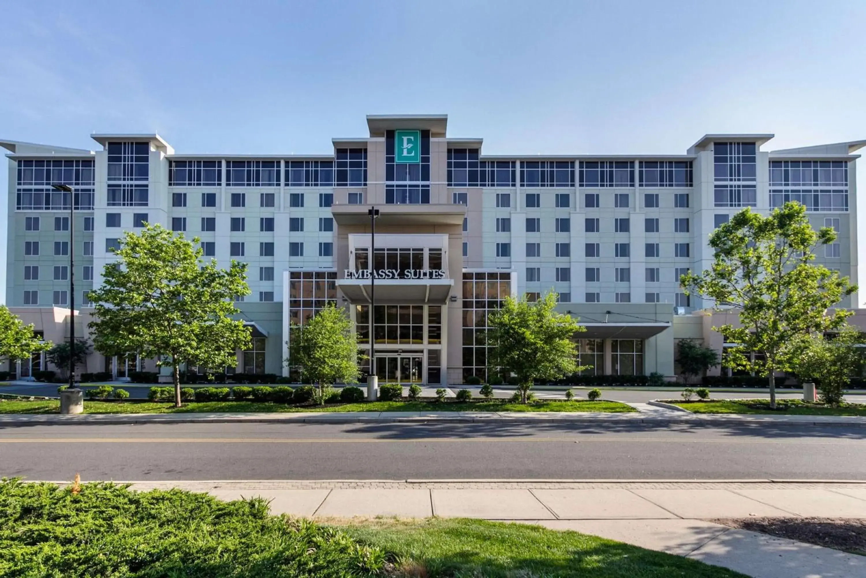 Property building in Embassy Suites by Hilton Newark Airport Property building in Embassy Suites by Hilton Newark Airport