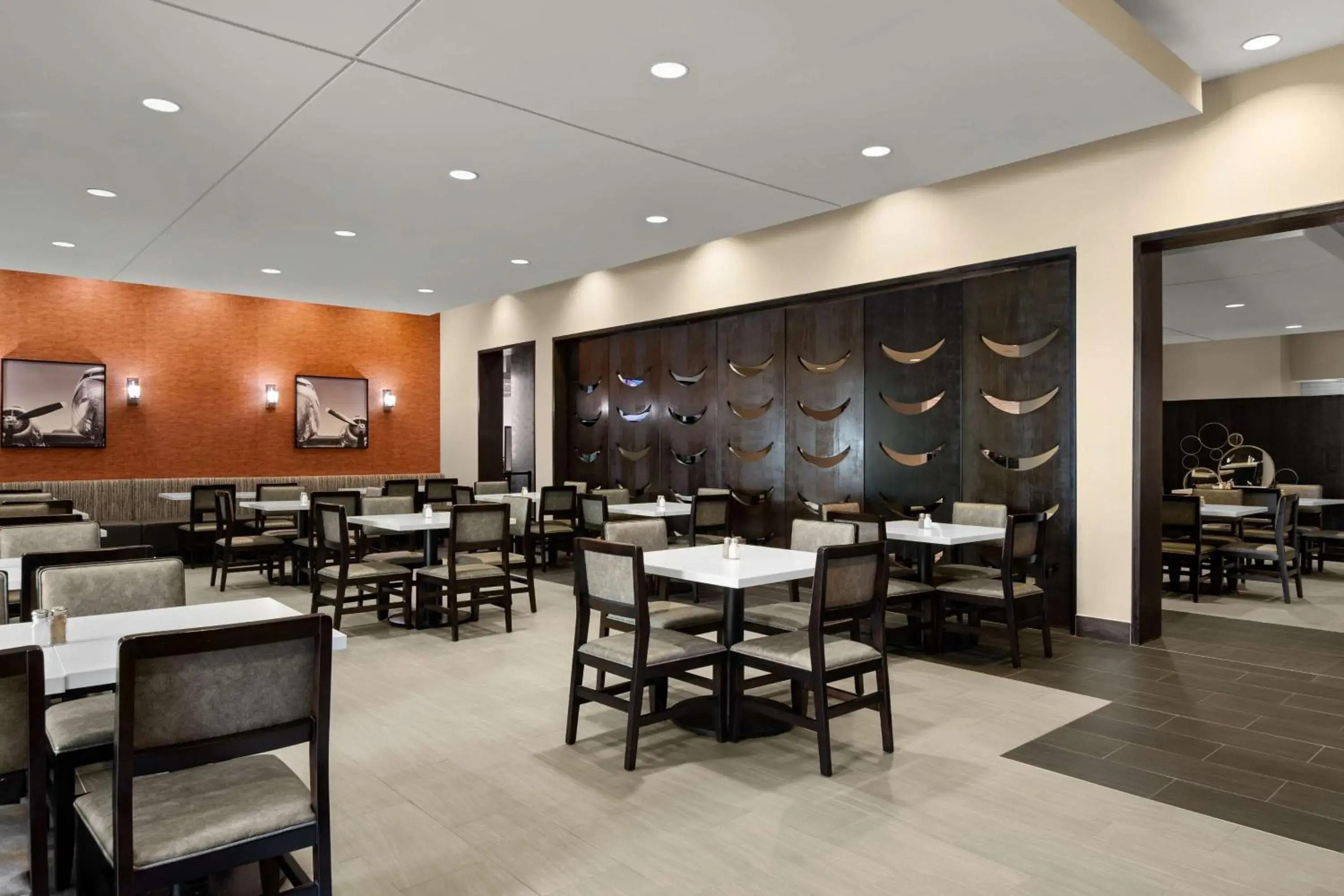 Restaurant/places to eat in Embassy Suites by Hilton Newark Airport Restaurant/places to eat in Embassy Suites by Hilton Newark Airport