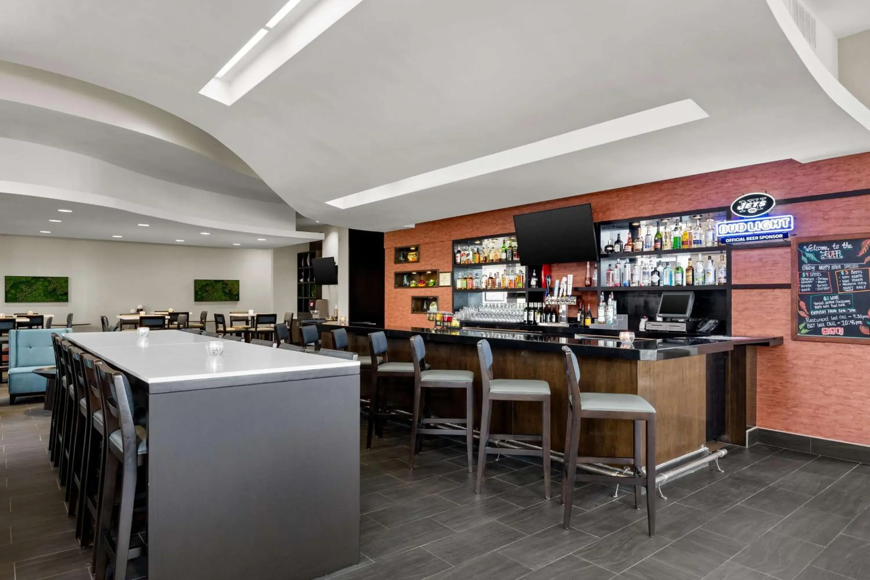 Restaurant/places to eat in Embassy Suites by Hilton Newark Airport Restaurant/places to eat in Embassy Suites by Hilton Newark Airport