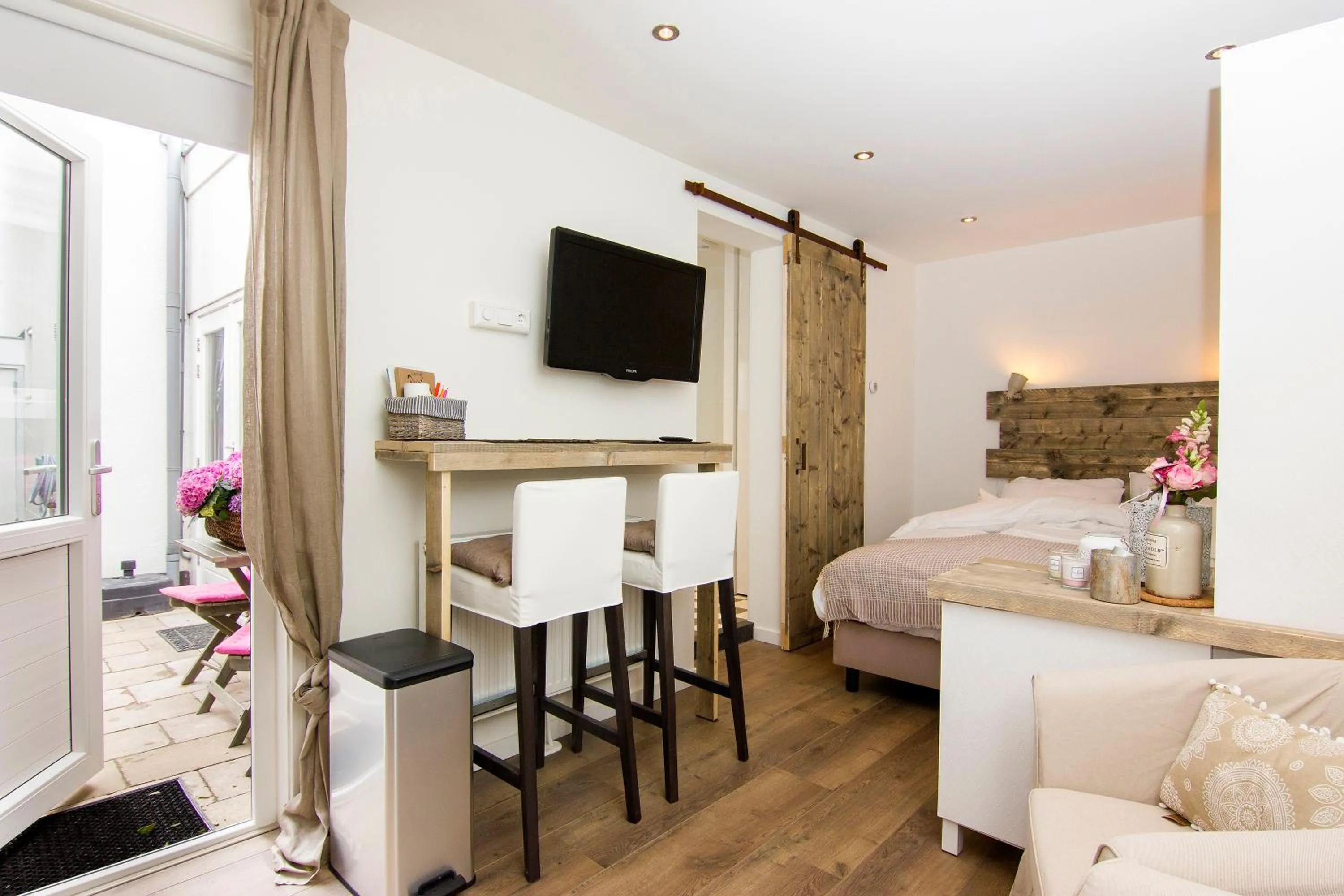 Photo of the whole room, Bed in Romana