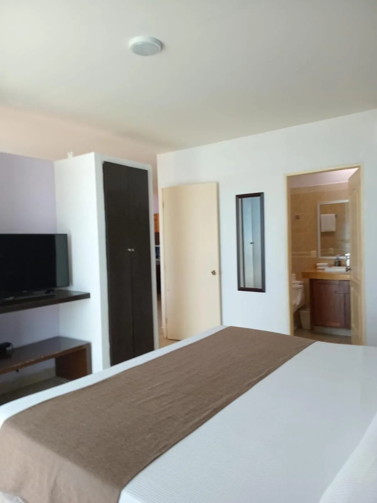 Photo of the whole room, Bed in Banderas Suites