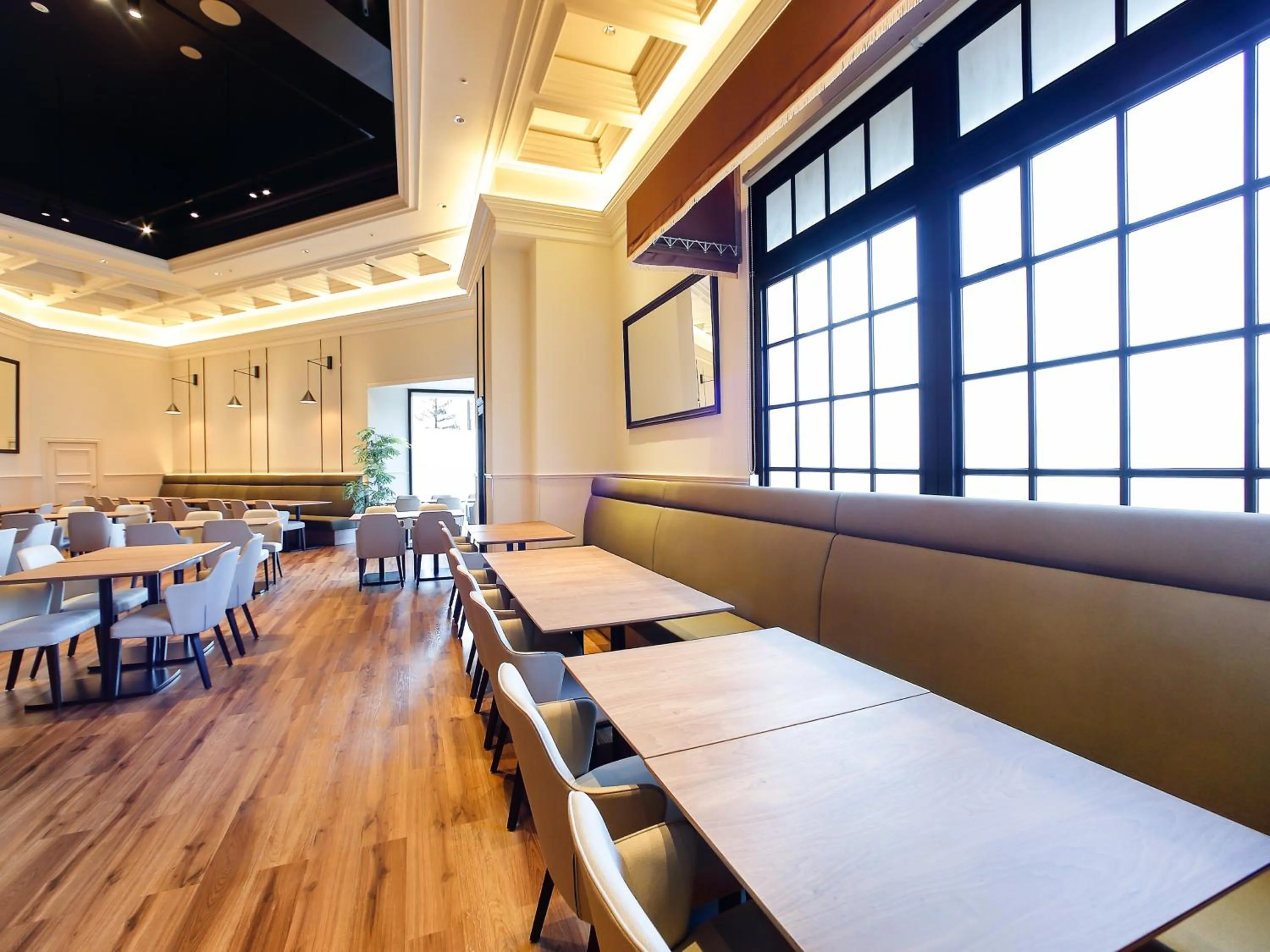 Restaurant/places to eat in ORIENTAL HOTEL UNIVERSAL CITY