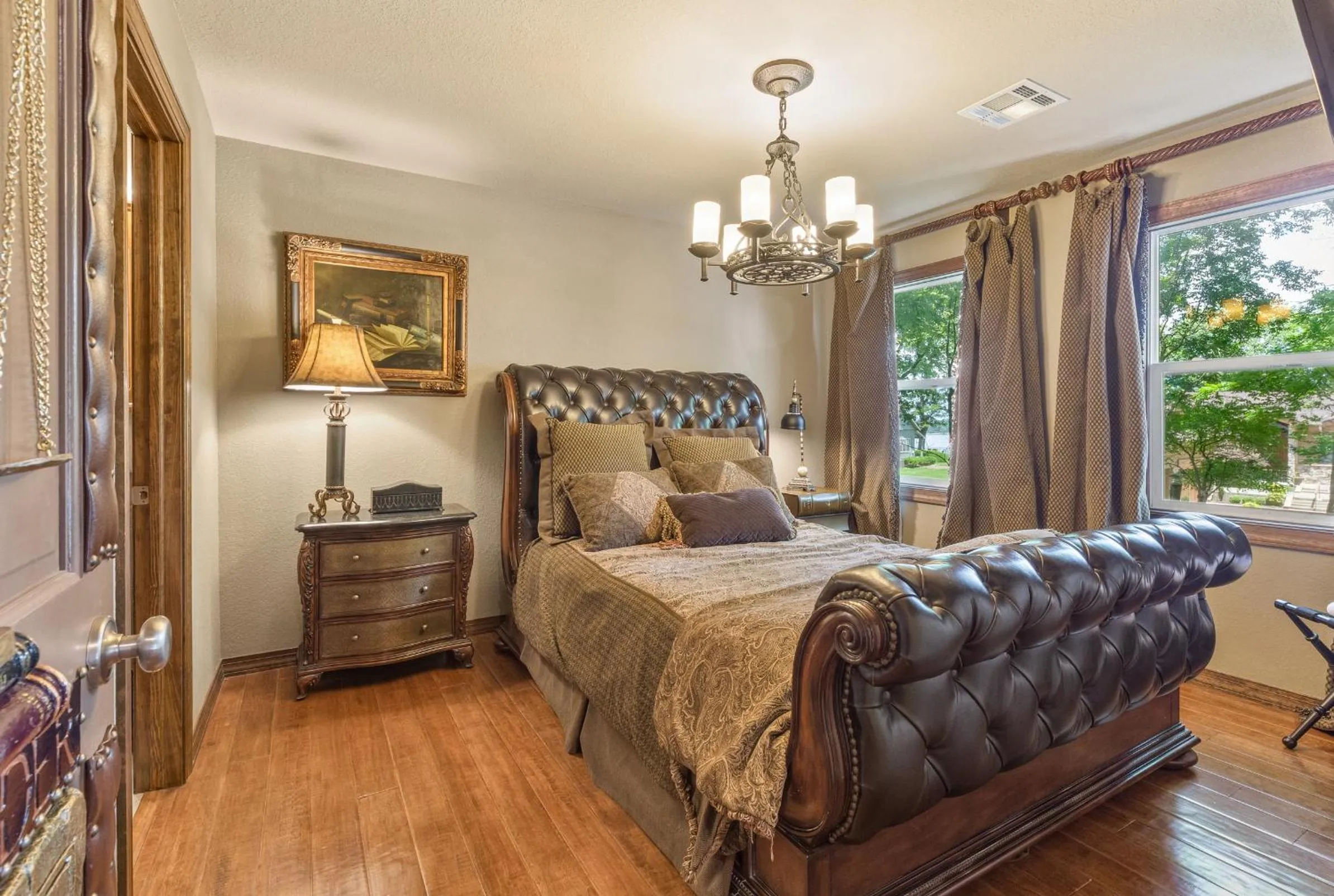 Photo of the whole room, Bed in The Funky Monkey Inn