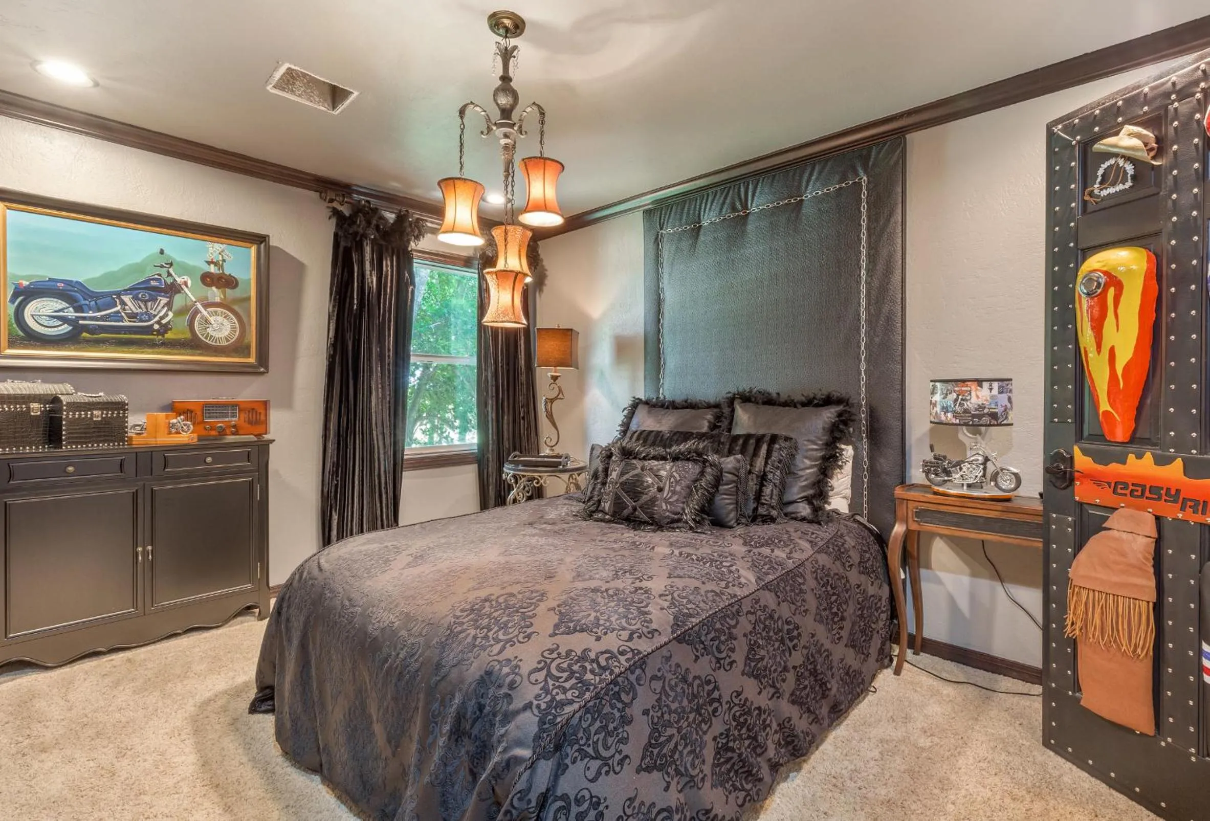 Photo of the whole room, Bed in The Funky Monkey Inn