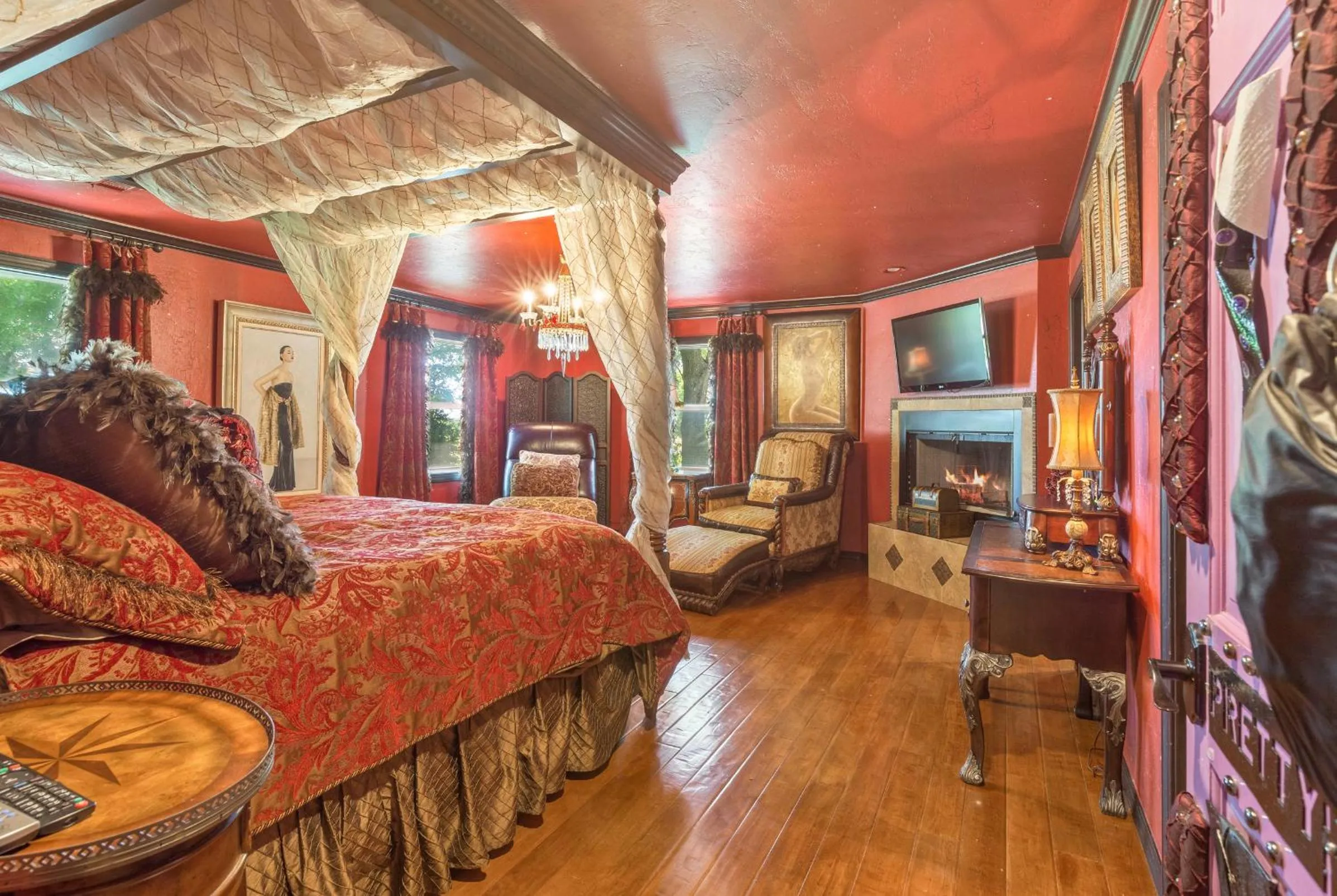 Photo of the whole room, Bed in The Funky Monkey Inn