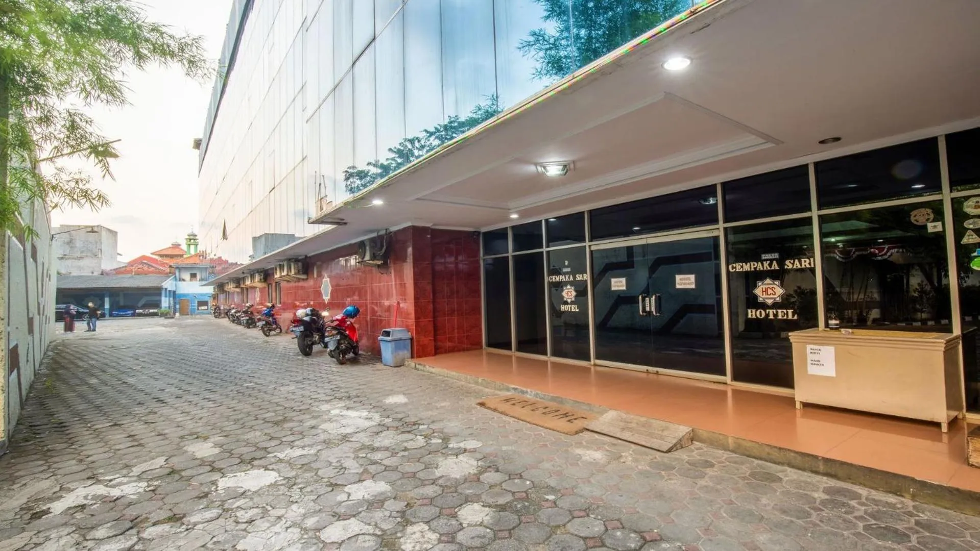 Facade/entrance in Hotel Cempaka Sari