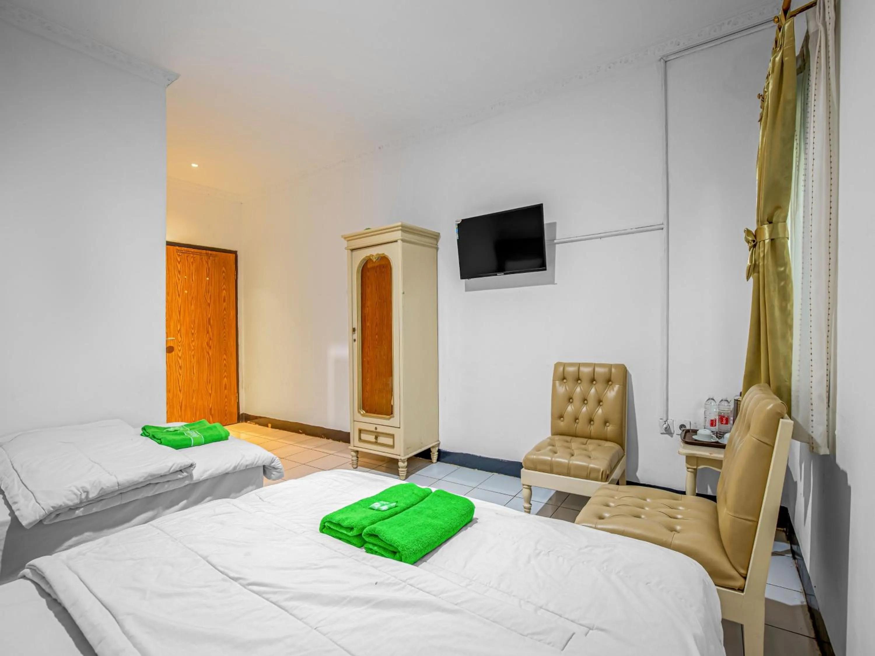 Photo of the whole room, Bed in Hotel Cempaka Sari