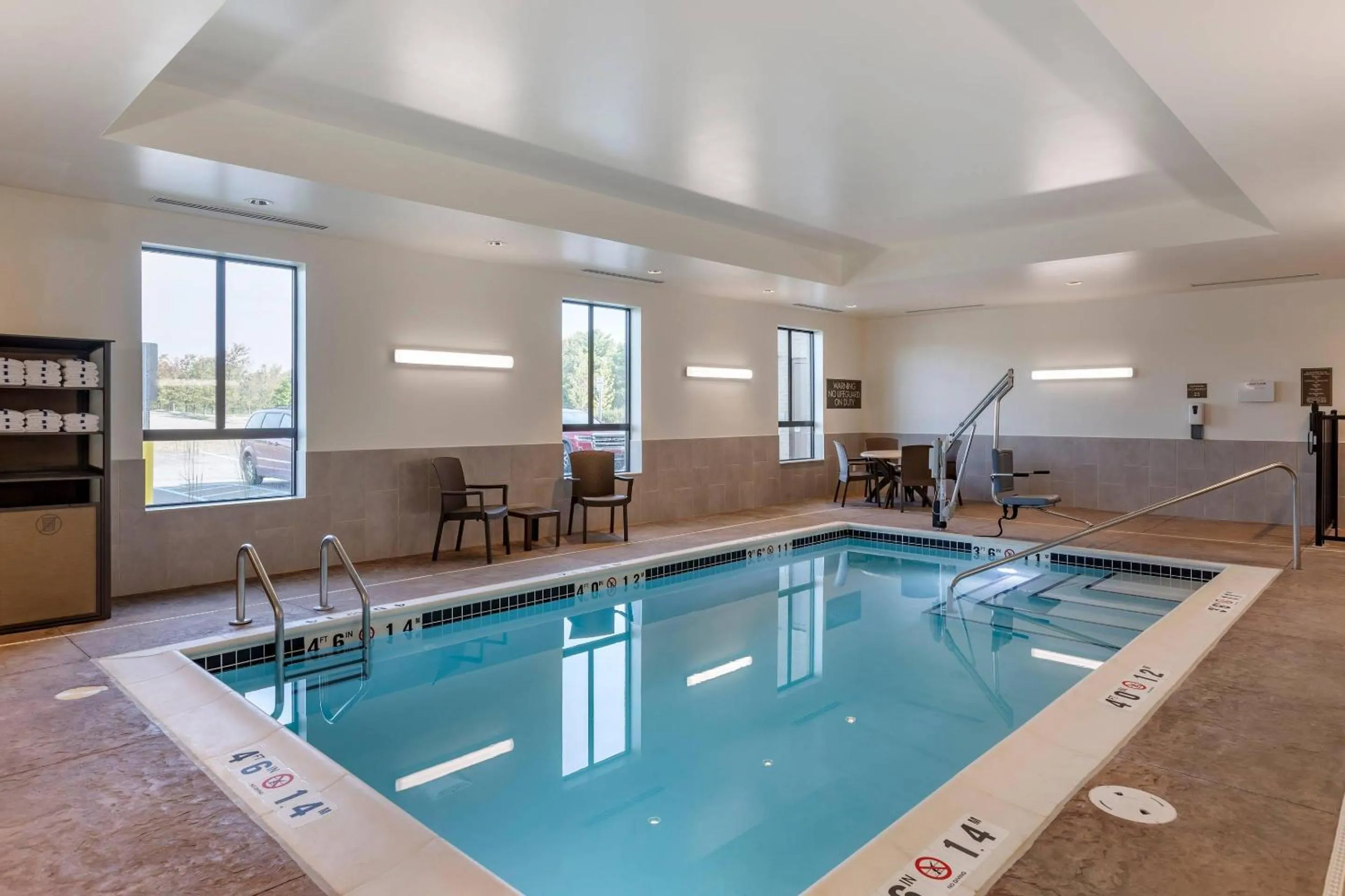 Swimming pool in Comfort Inn & Suites