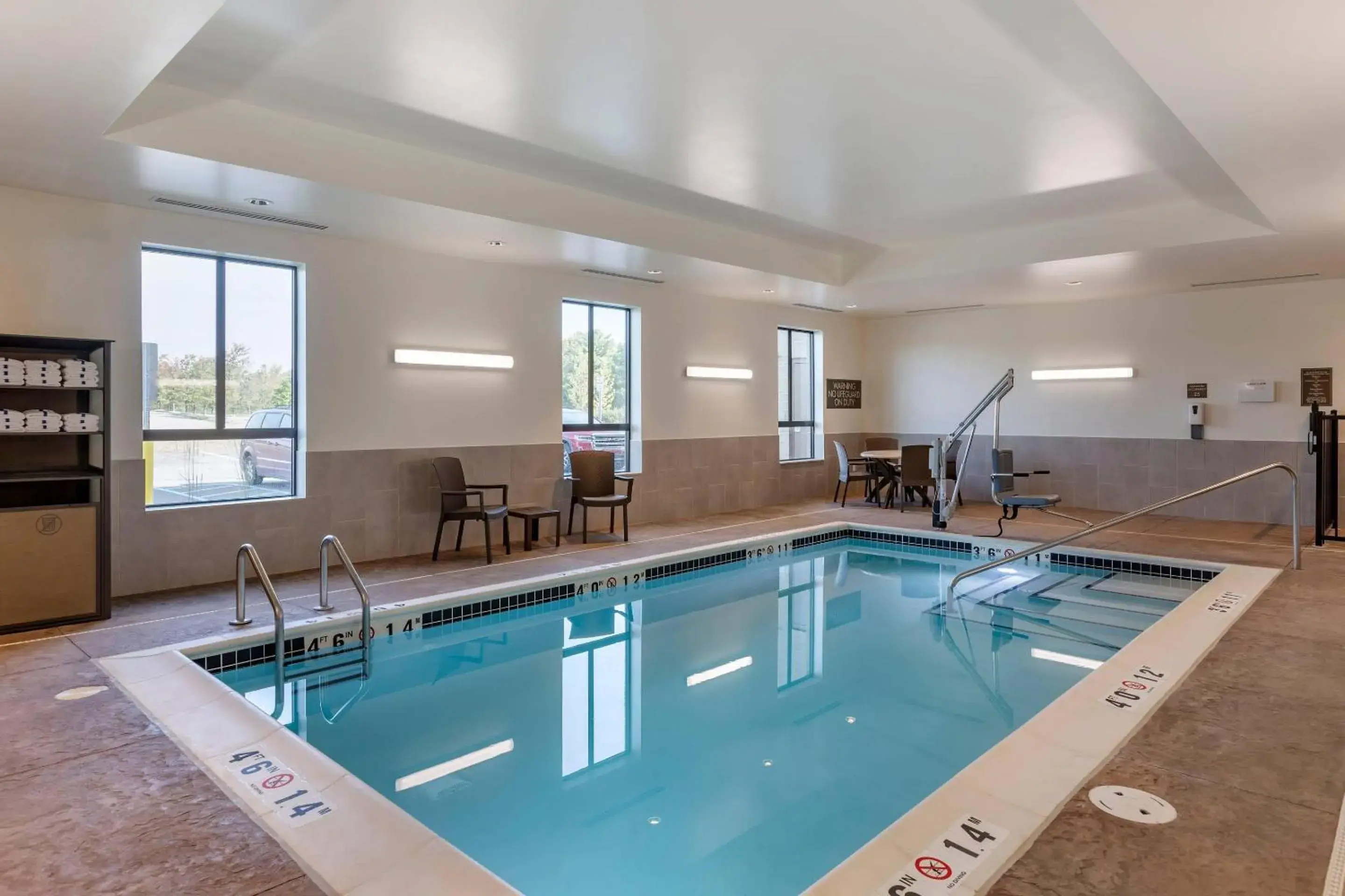 Swimming pool in Comfort Inn & Suites Swimming pool in Comfort Inn & Suites