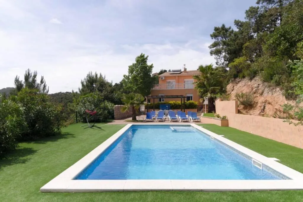 Swimming pool in Marimuntanya