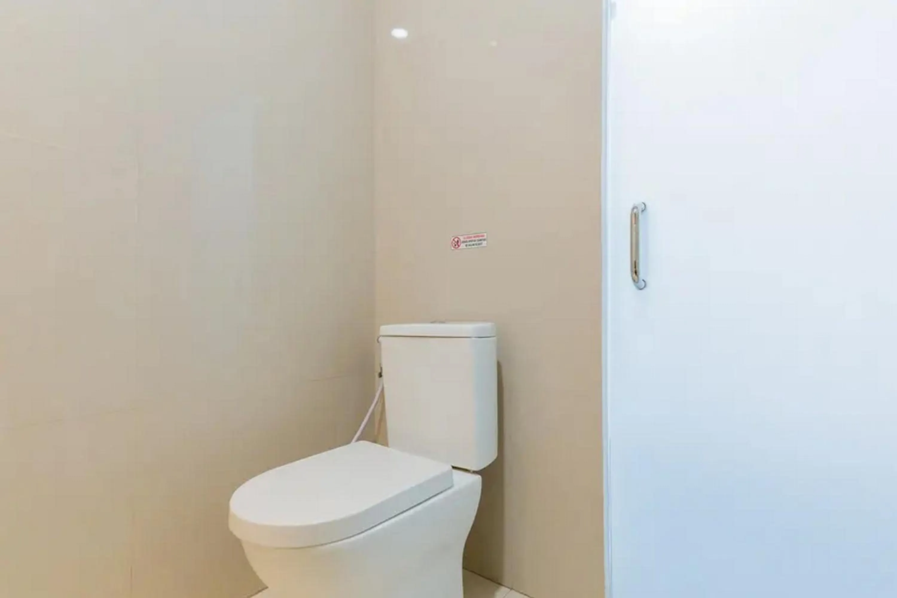 Bathroom in Sans Hotel Box Mansion Surabaya by RedDoorz