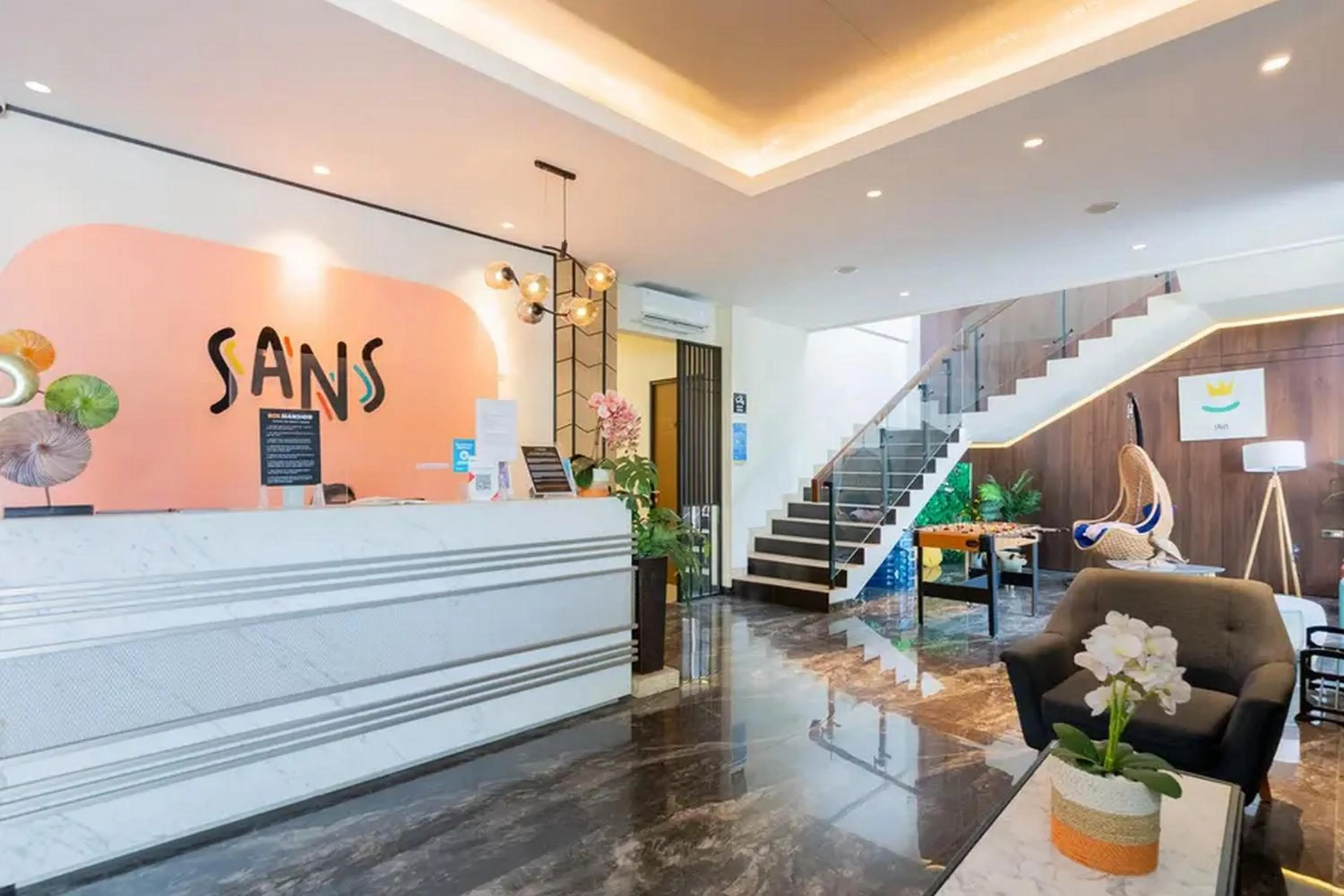 Lobby or reception in Sans Hotel Box Mansion Surabaya by RedDoorz