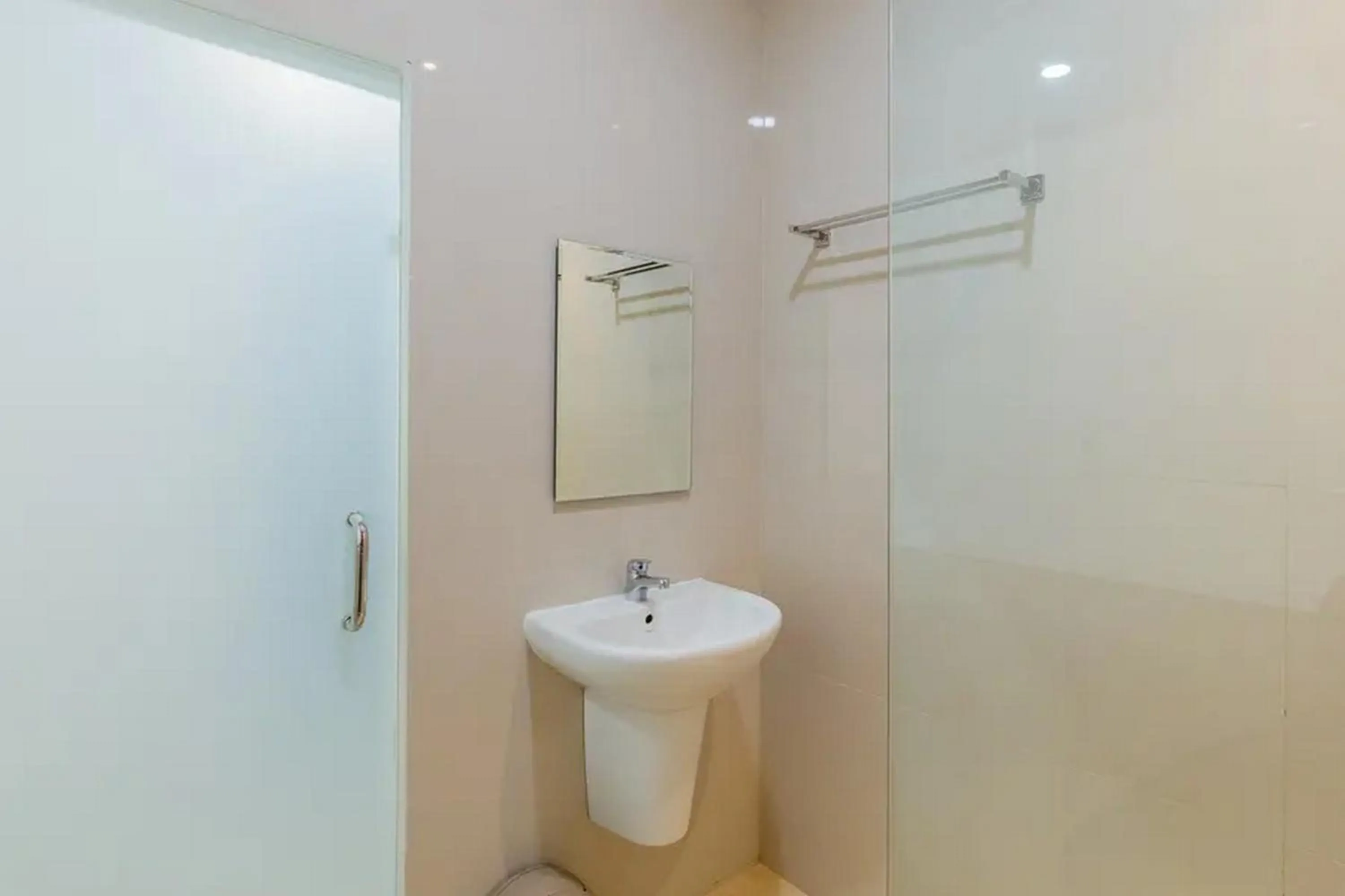 Bathroom in Sans Hotel Box Mansion Surabaya by RedDoorz