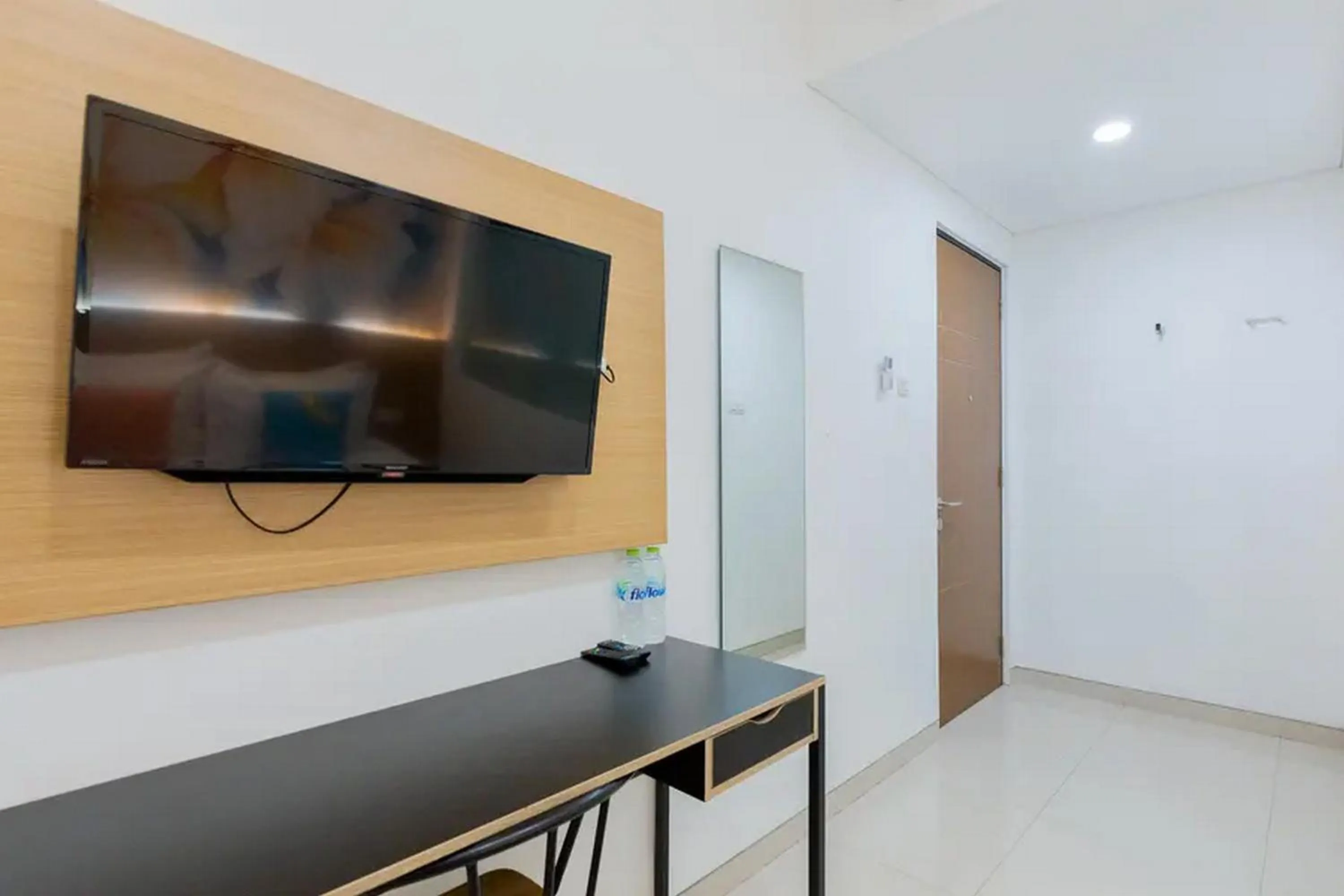 TV and multimedia in Sans Hotel Box Mansion Surabaya by RedDoorz