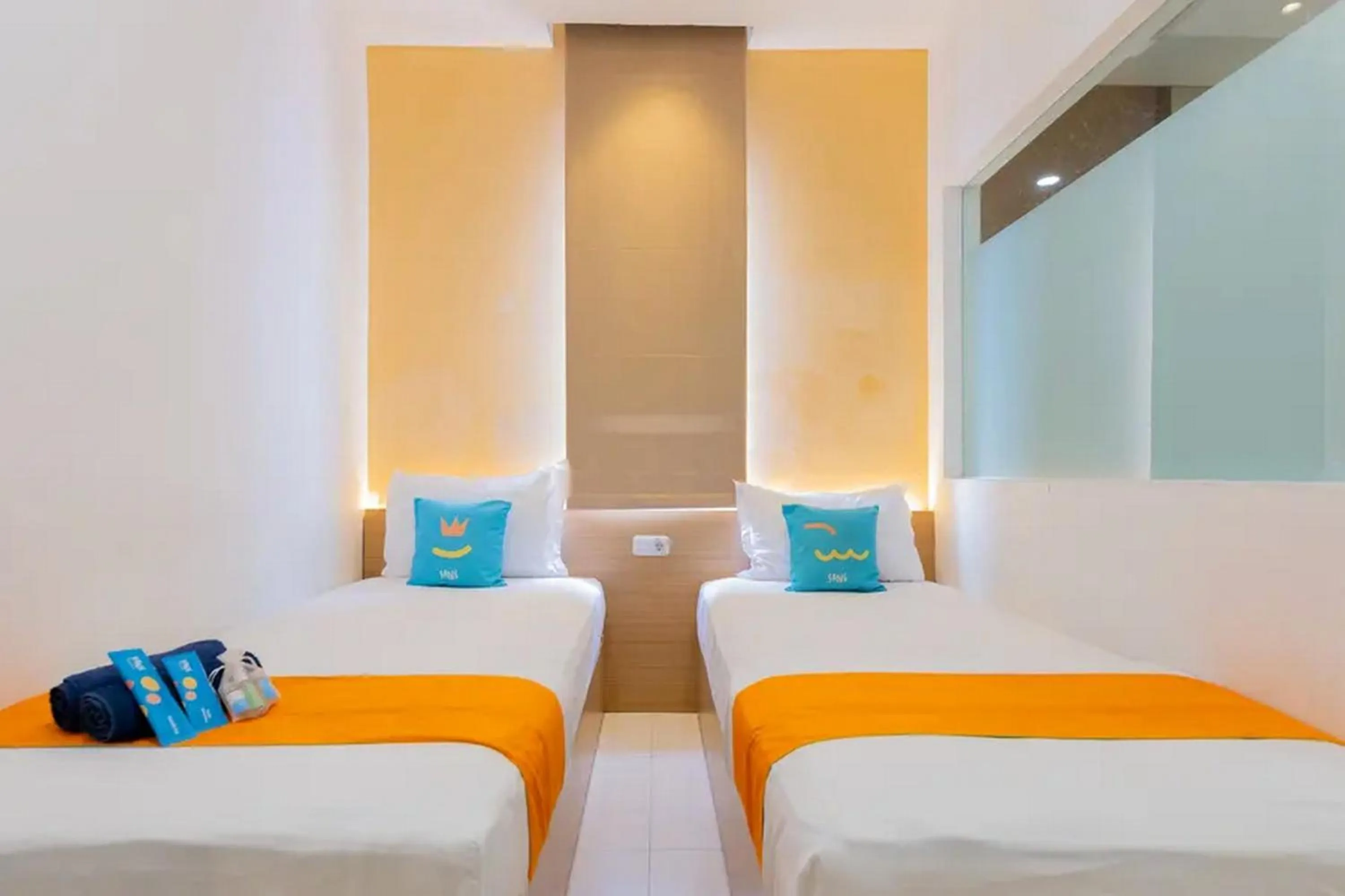 Bed in Sans Hotel Box Mansion Surabaya by RedDoorz