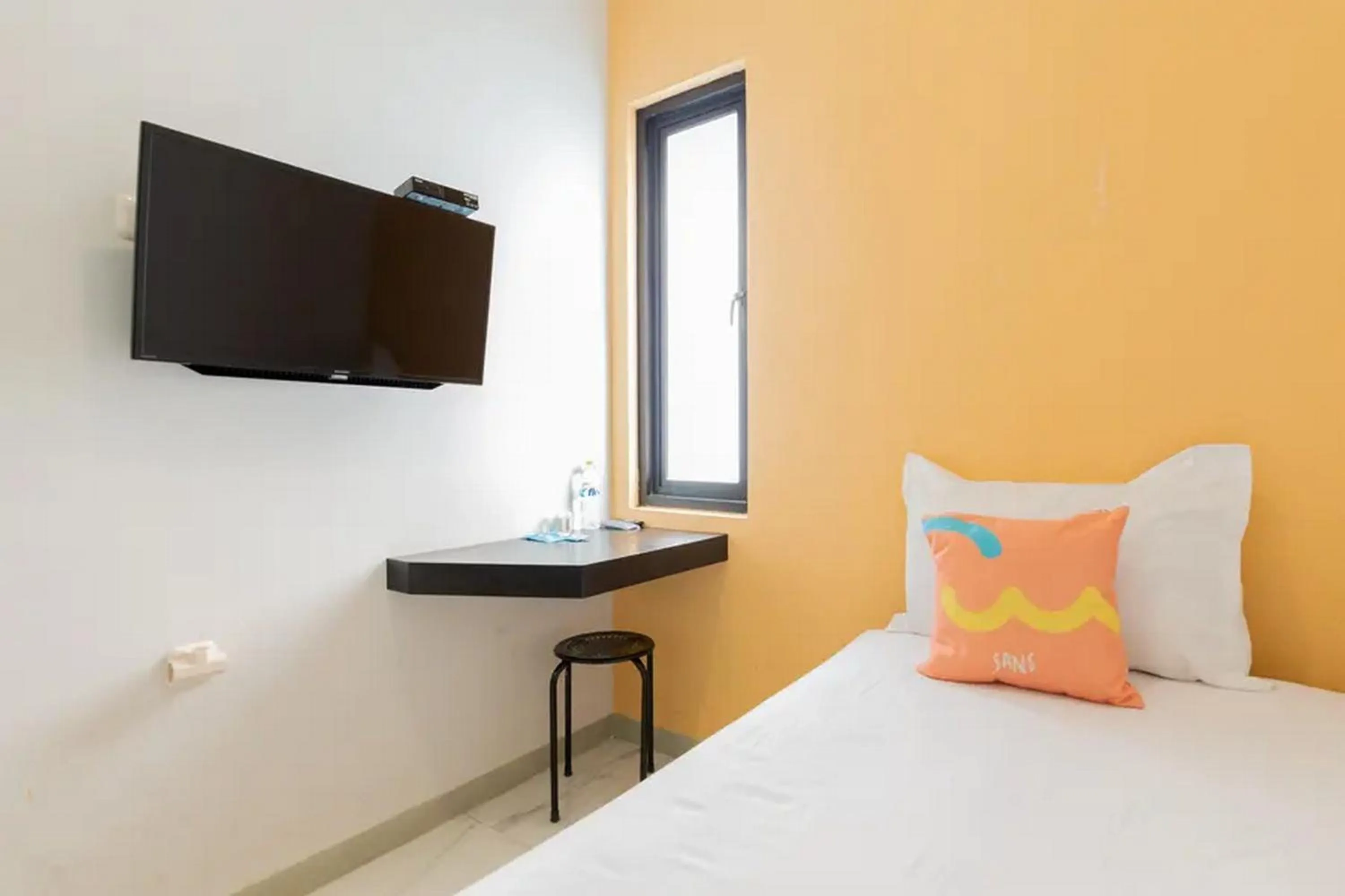 Bed in Sans Hotel Box Mansion Surabaya by RedDoorz