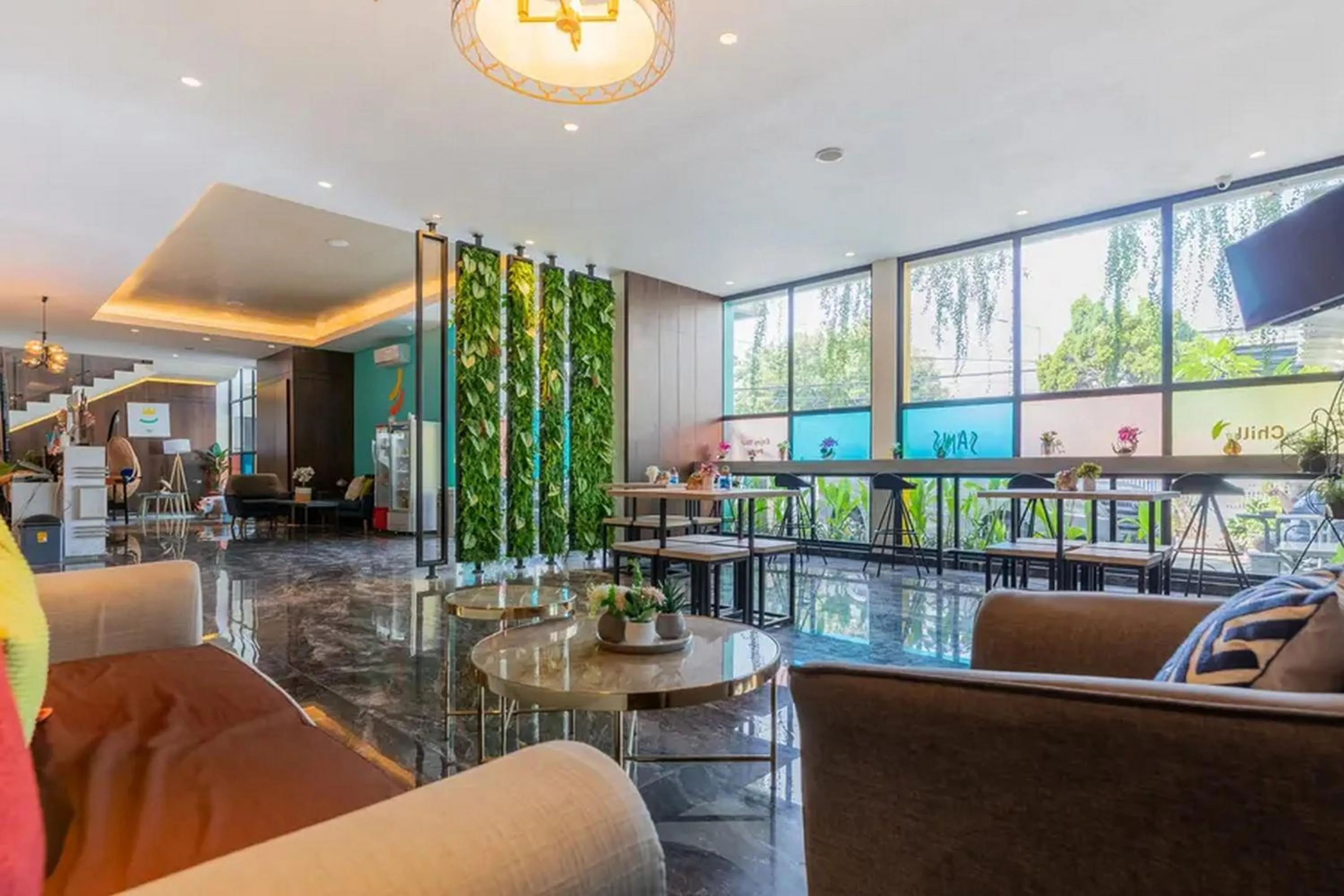 Lobby or reception in Sans Hotel Box Mansion Surabaya by RedDoorz