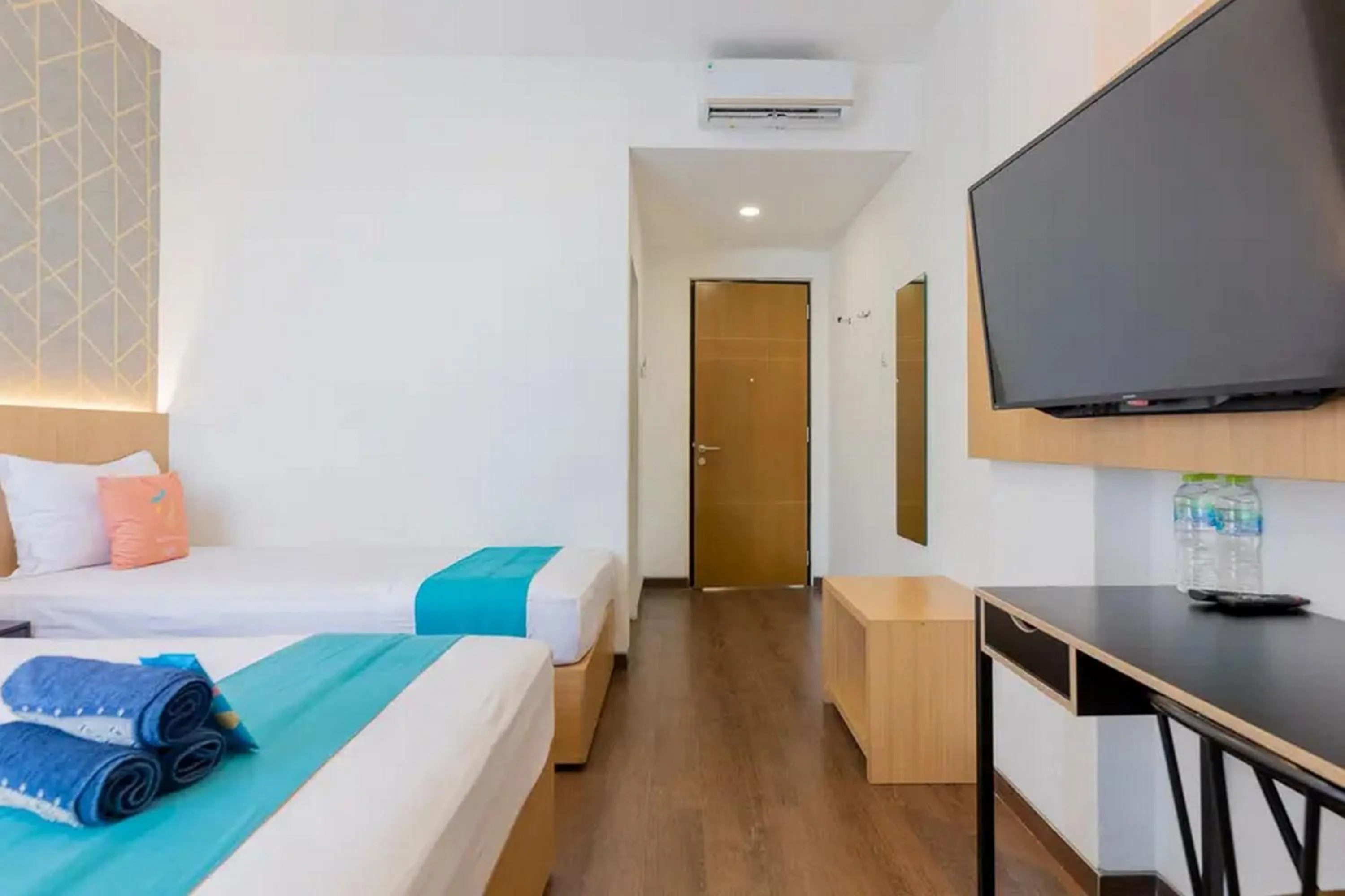 Bed in Sans Hotel Box Mansion Surabaya by RedDoorz