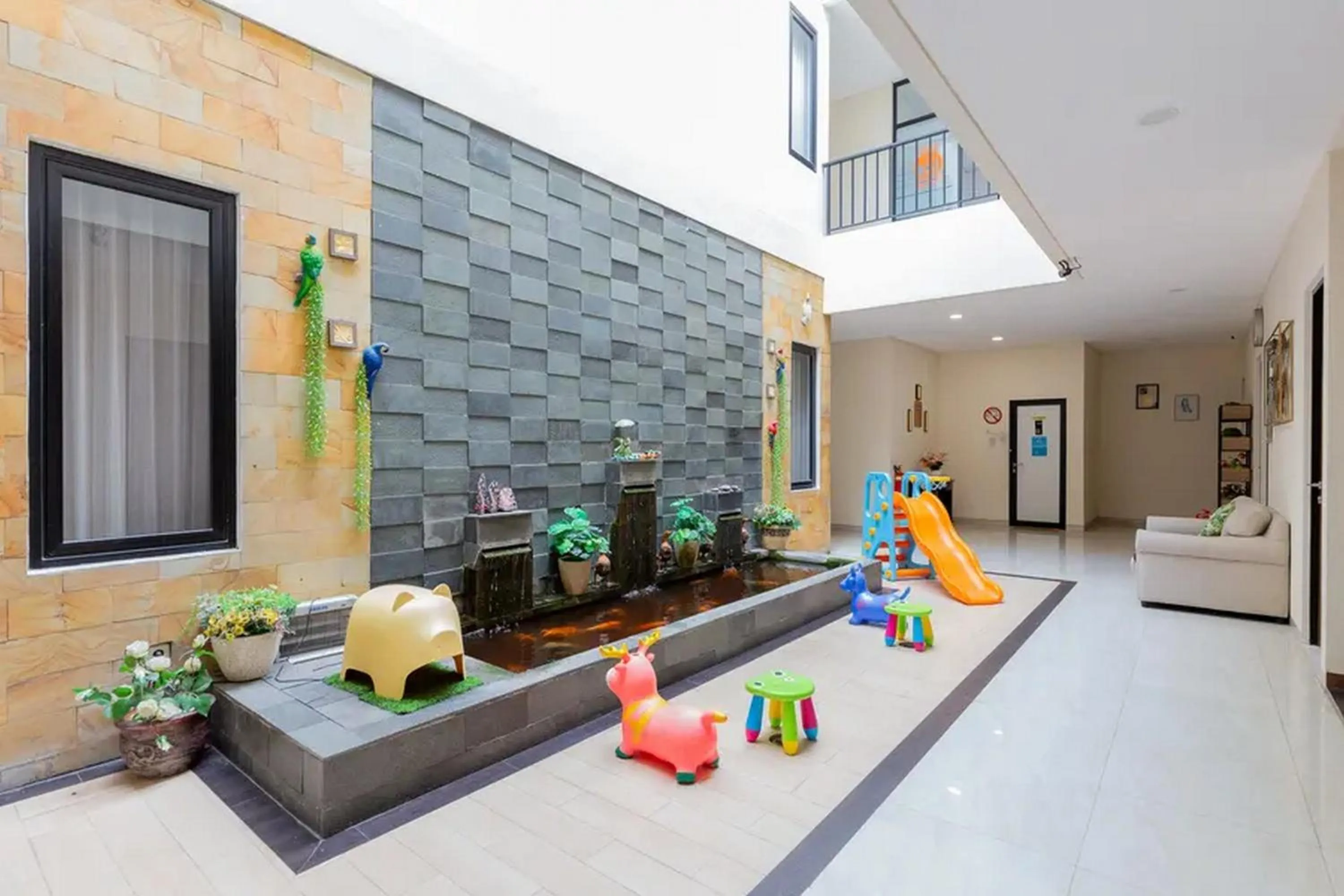 Property building in Sans Hotel Box Mansion Surabaya by RedDoorz