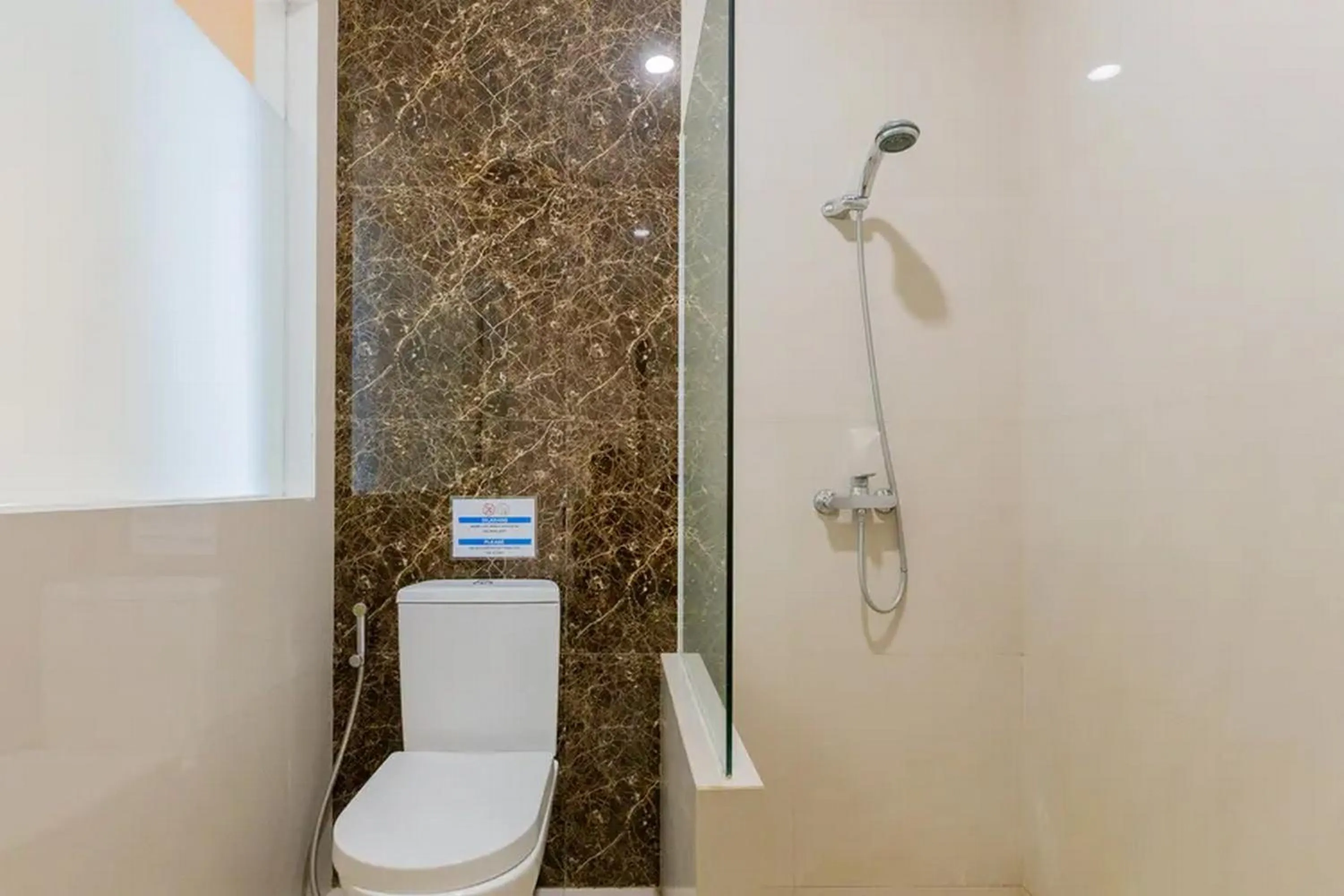 Bathroom in Sans Hotel Box Mansion Surabaya by RedDoorz