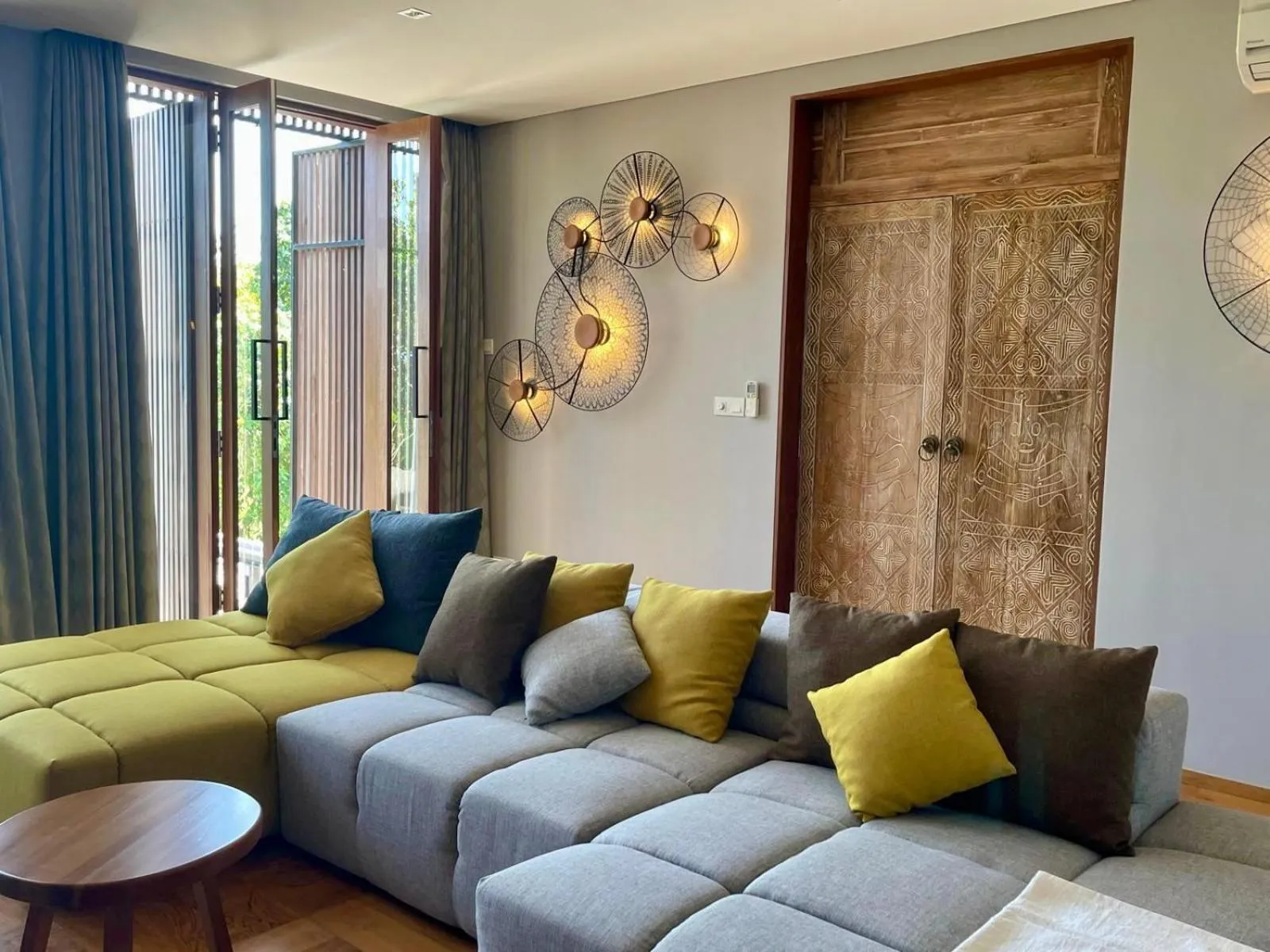 Communal lounge/ TV room in La Maison d'Ulysse - Luxury 4-Bedroom Villa with Pool in Canggu