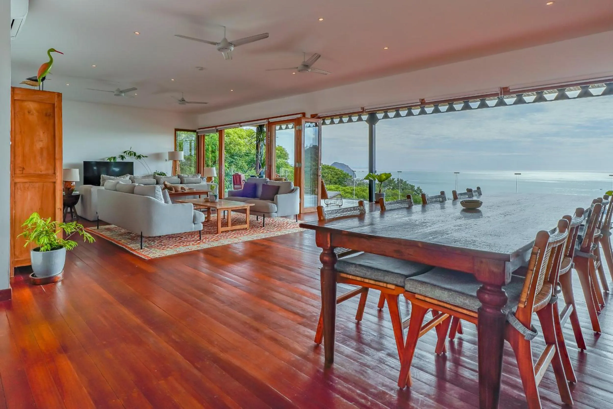 Paradise Garage Komodo Villa