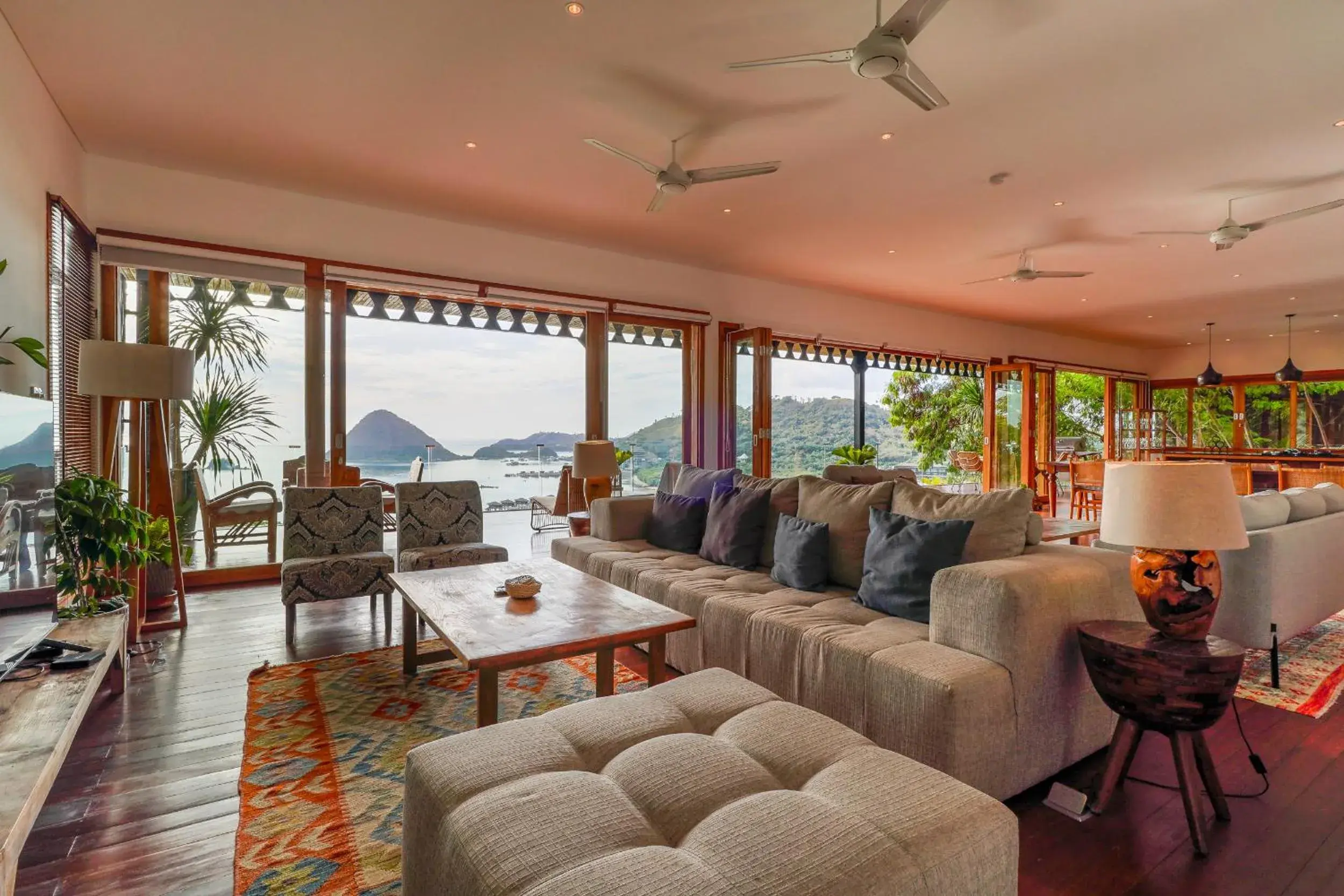 Paradise Garage Komodo Villa Paradise Garage Komodo Villa