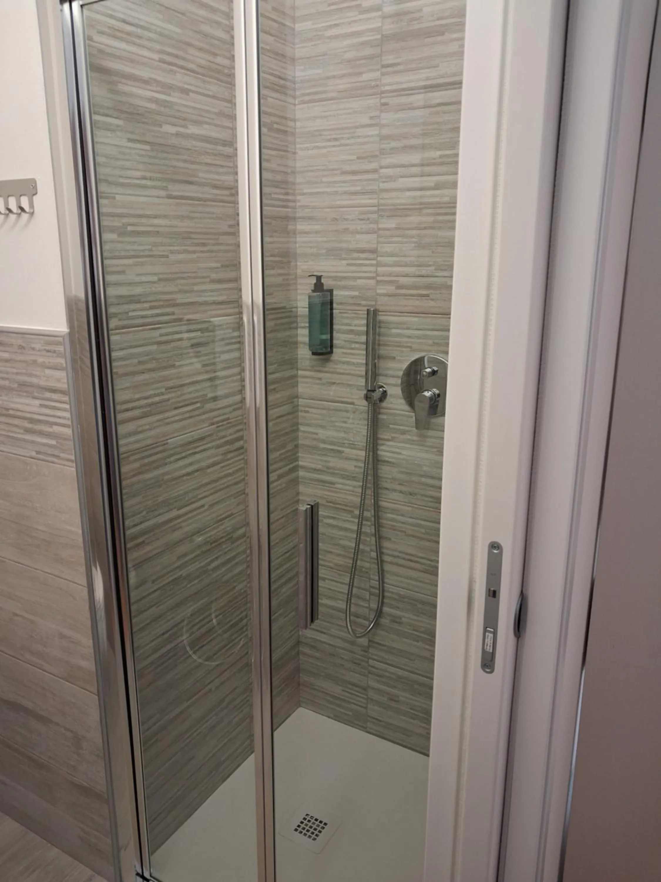Shower in Albergo Conca d'Oro