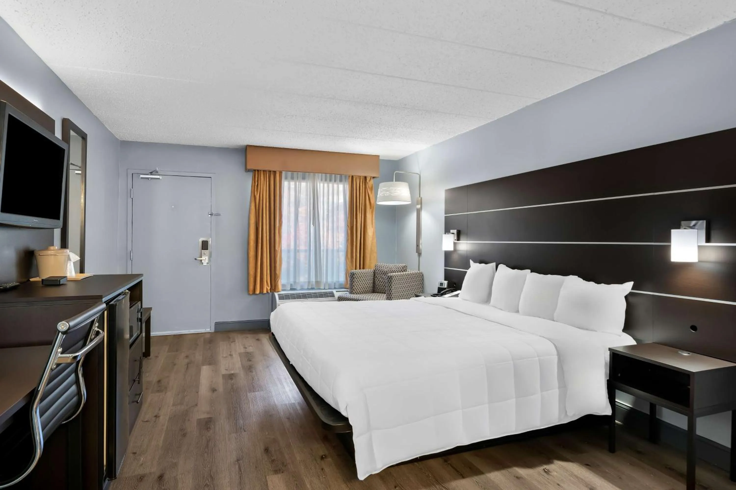 Bedroom, Bed in Brandywine Valley Inn SureStay Plus by Best Western
