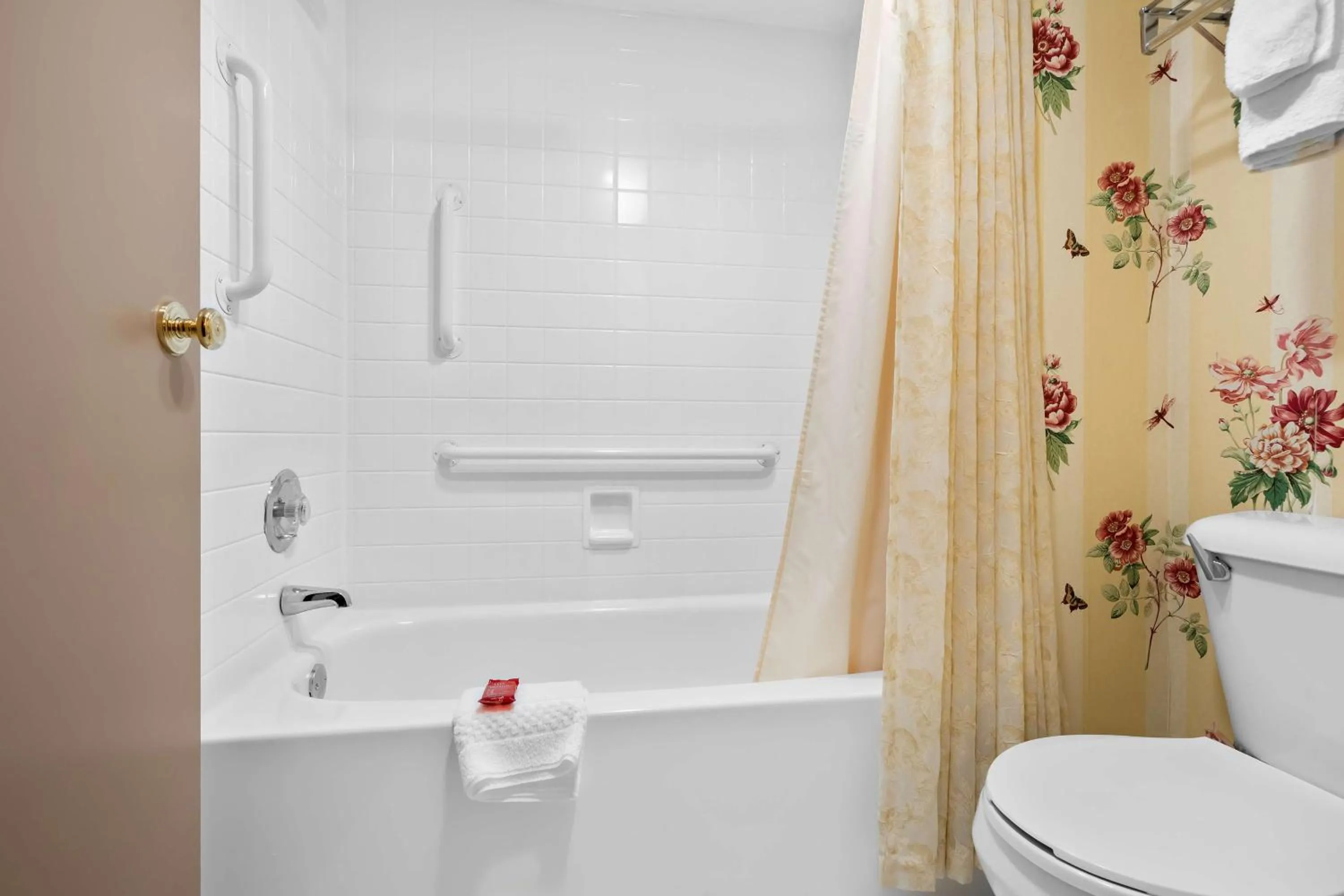 Bathroom in Brandywine Valley Inn SureStay Plus by Best Western