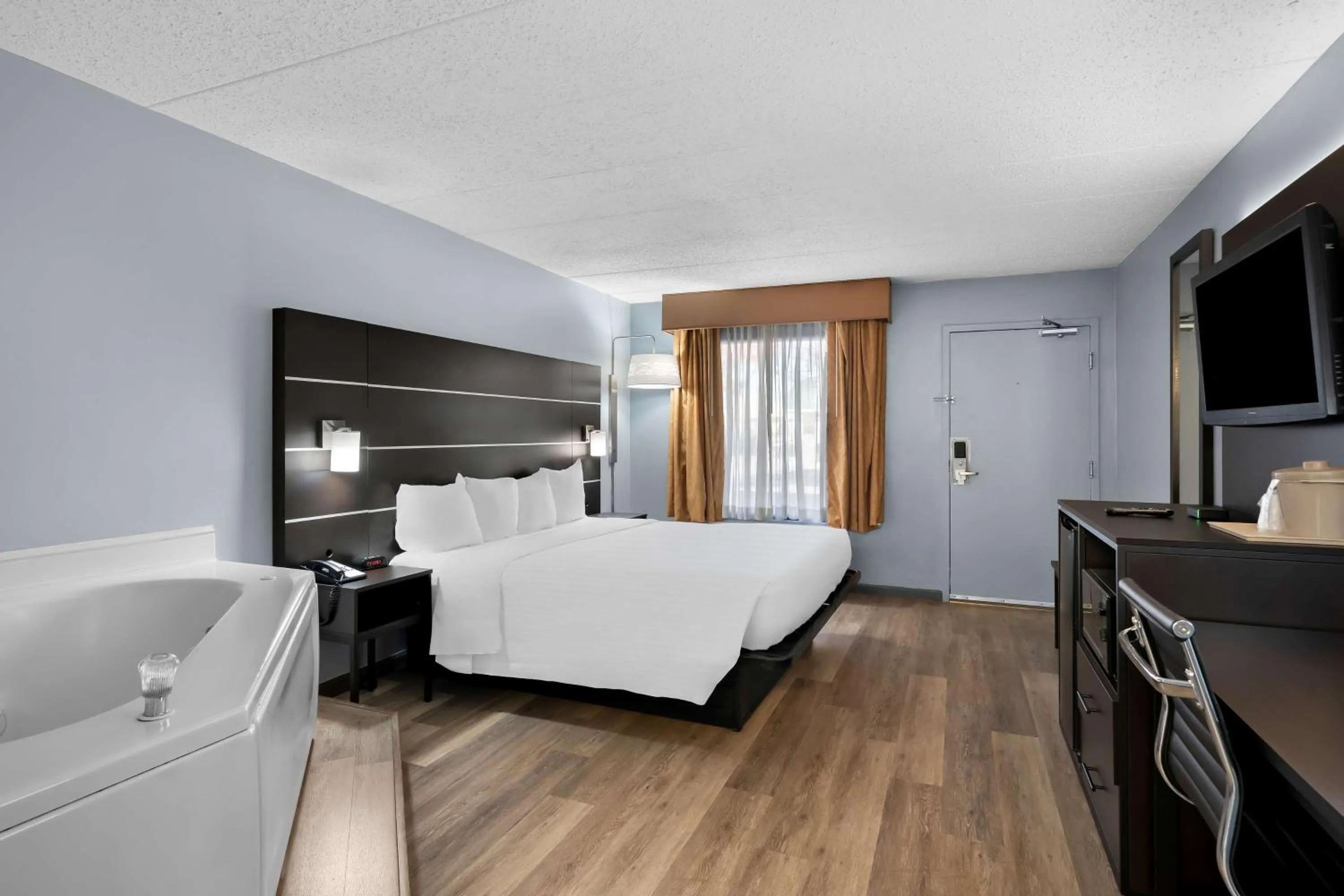 Bedroom, Bed in Brandywine Valley Inn SureStay Plus by Best Western