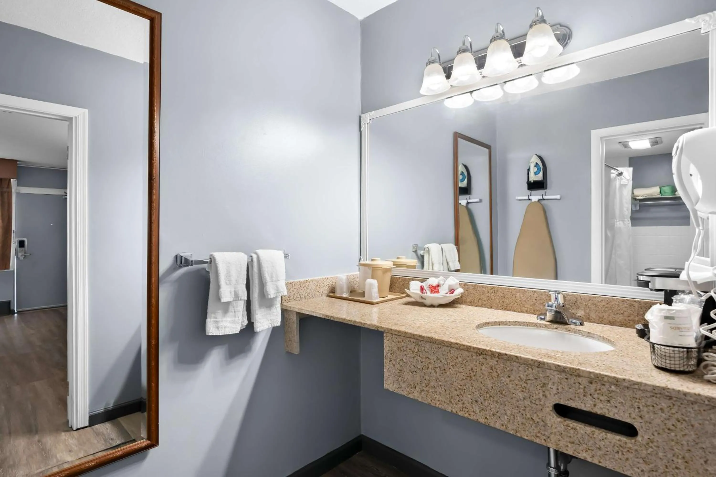 Bathroom in Brandywine Valley Inn SureStay Plus by Best Western