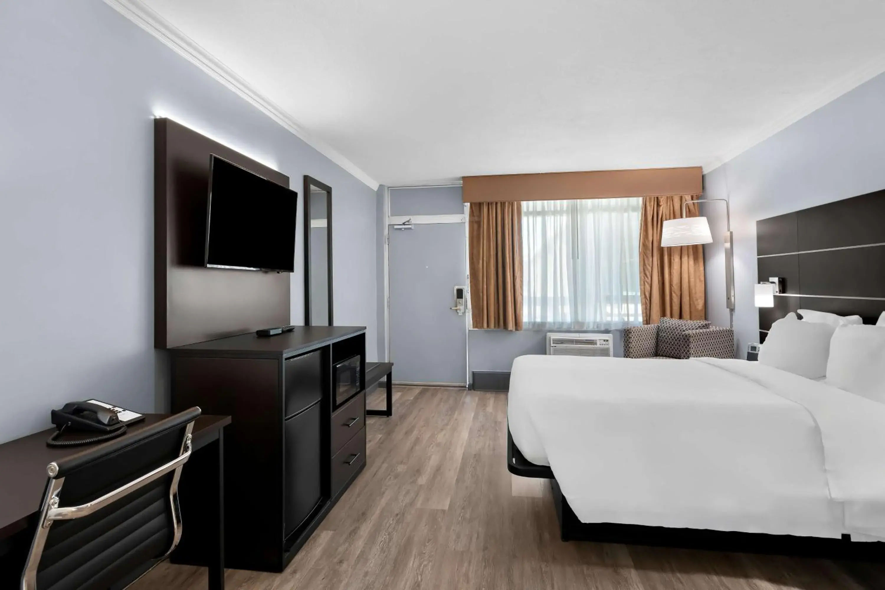 Bedroom, Bed in Brandywine Valley Inn SureStay Plus by Best Western Bedroom, Bed in Brandywine Valley Inn SureStay Plus by Best Western