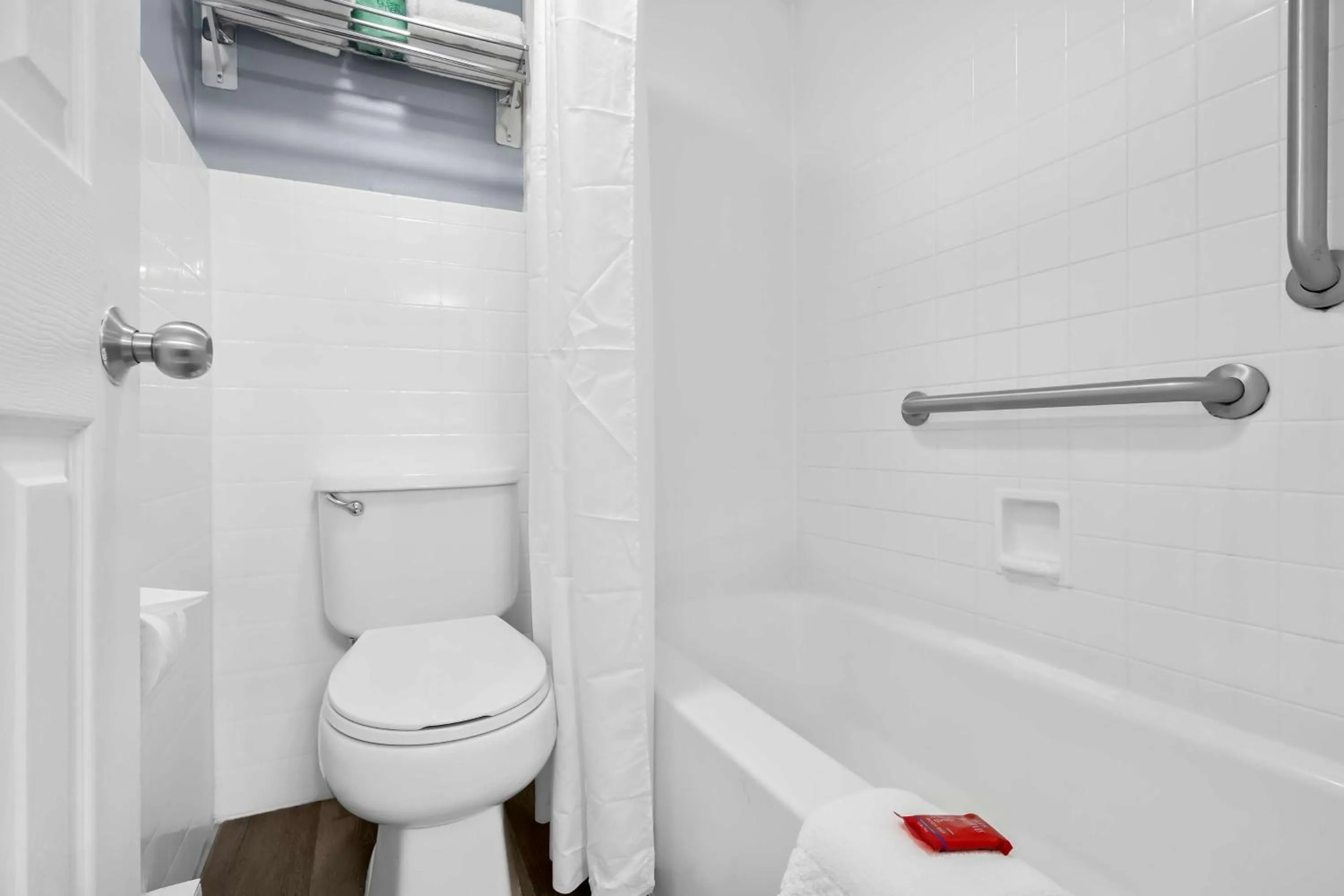 Bathroom in Brandywine Valley Inn SureStay Plus by Best Western