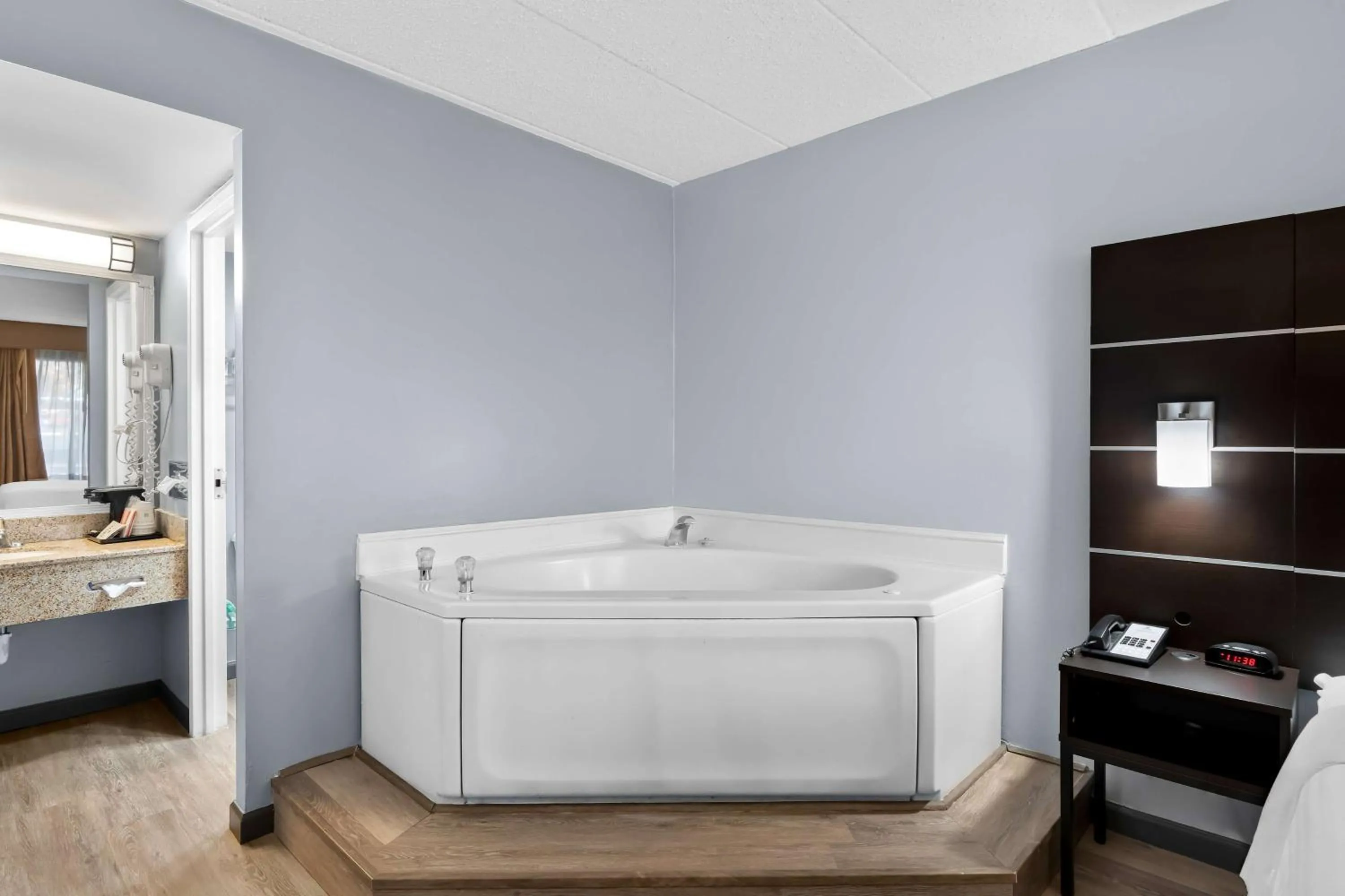 Bedroom in Brandywine Valley Inn SureStay Plus by Best Western