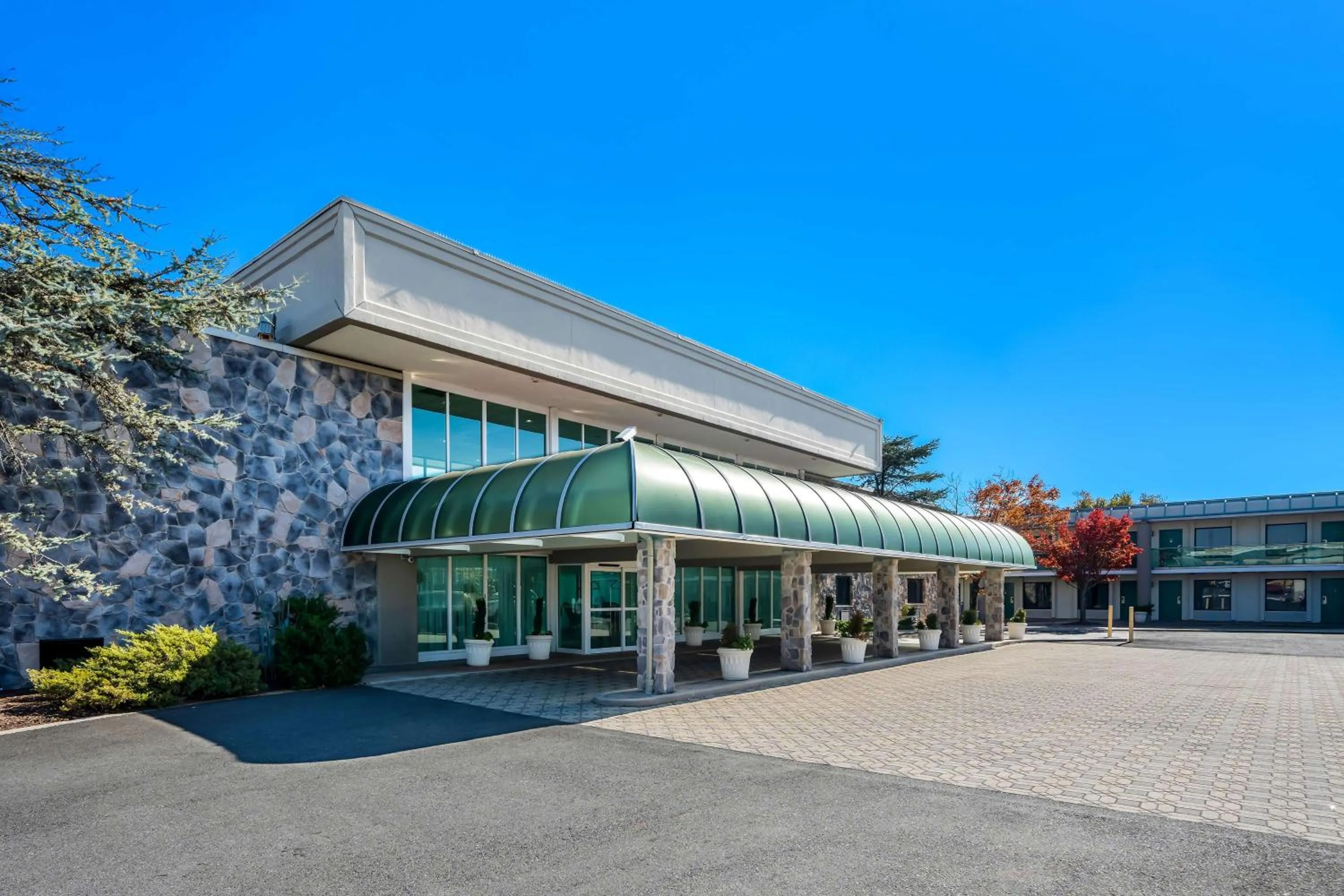 Property building in Brandywine Valley Inn SureStay Plus by Best Western