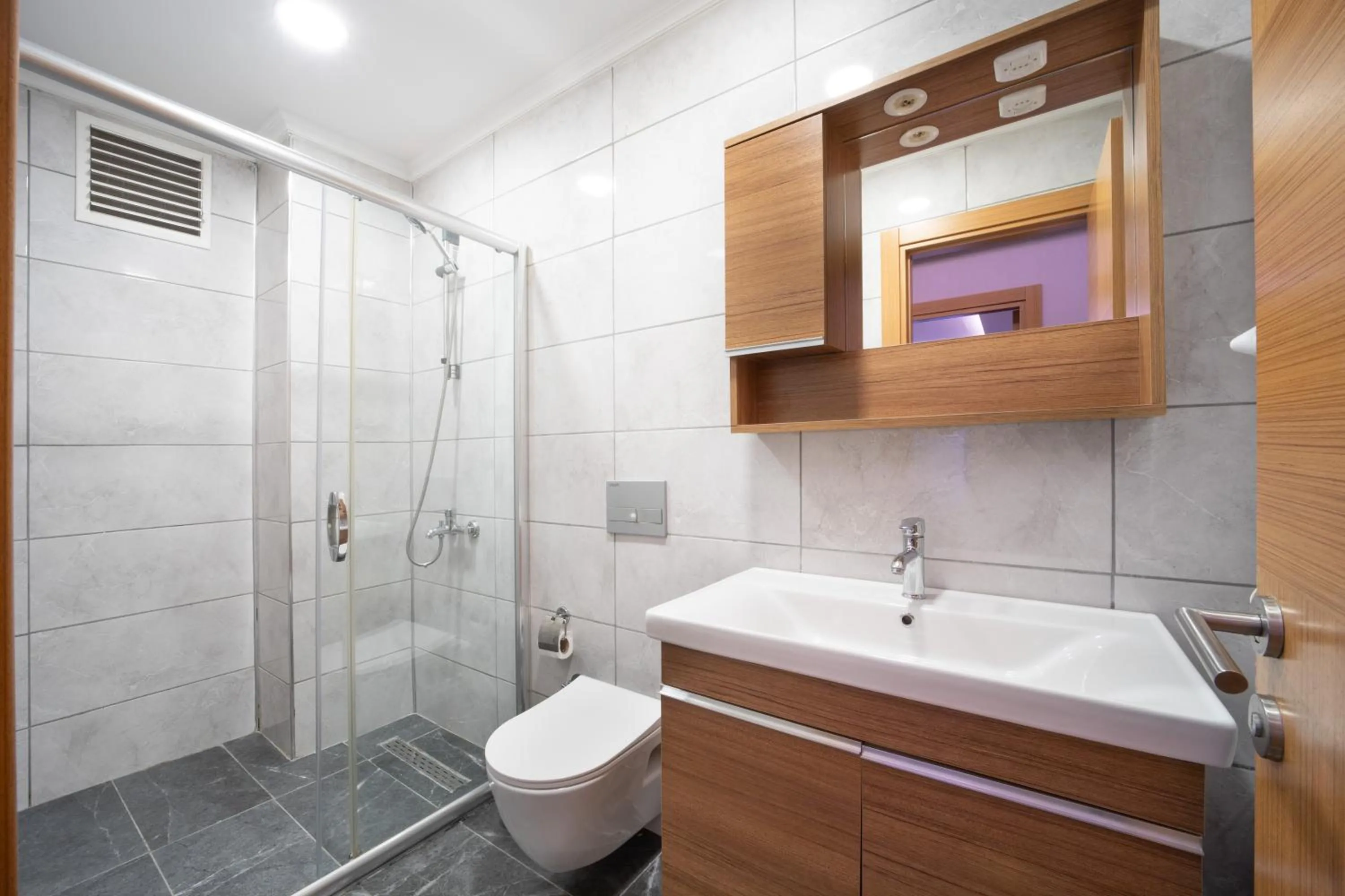 Shower in Family Time Suites Hotel