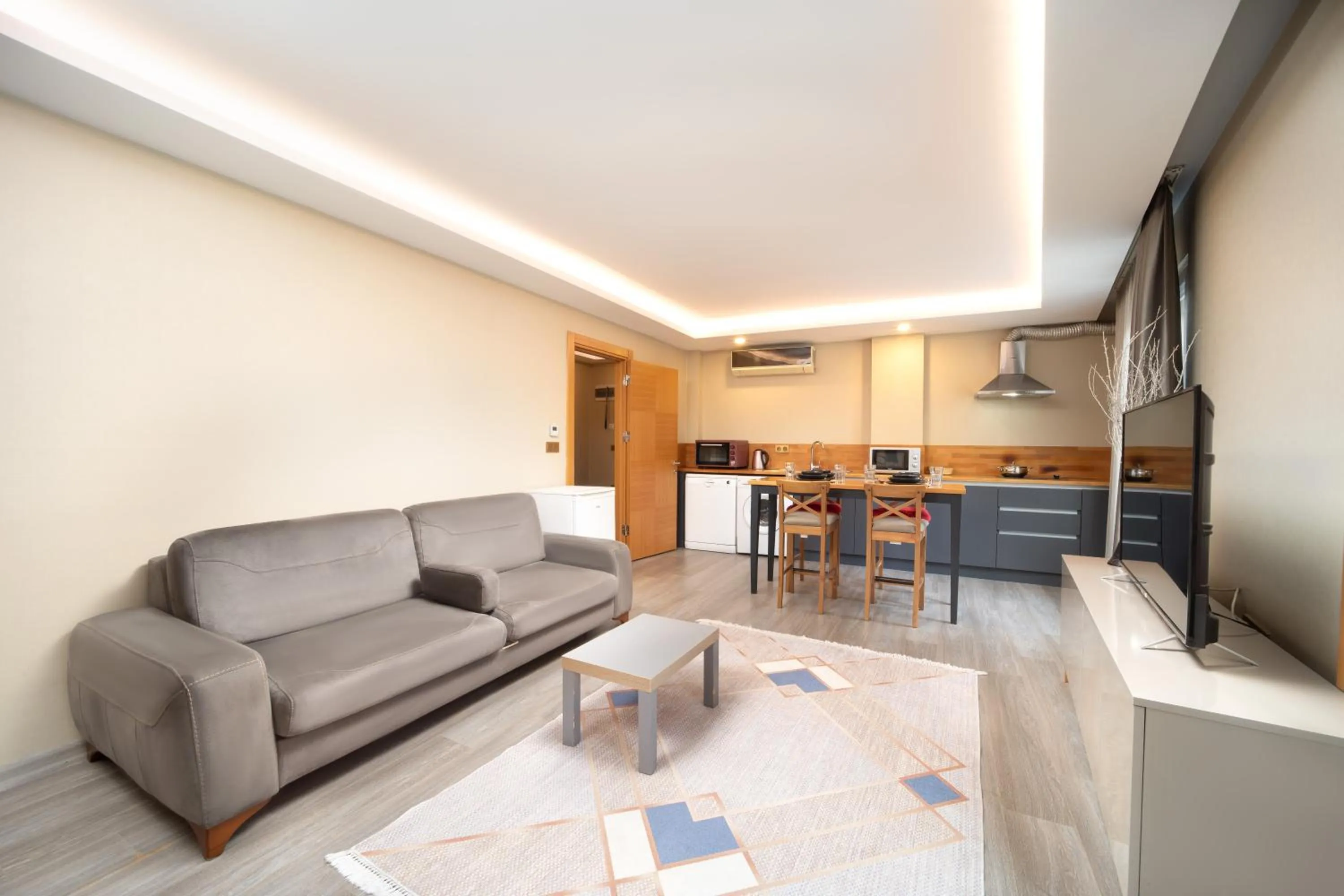 TV and multimedia in Family Time Suites Hotel