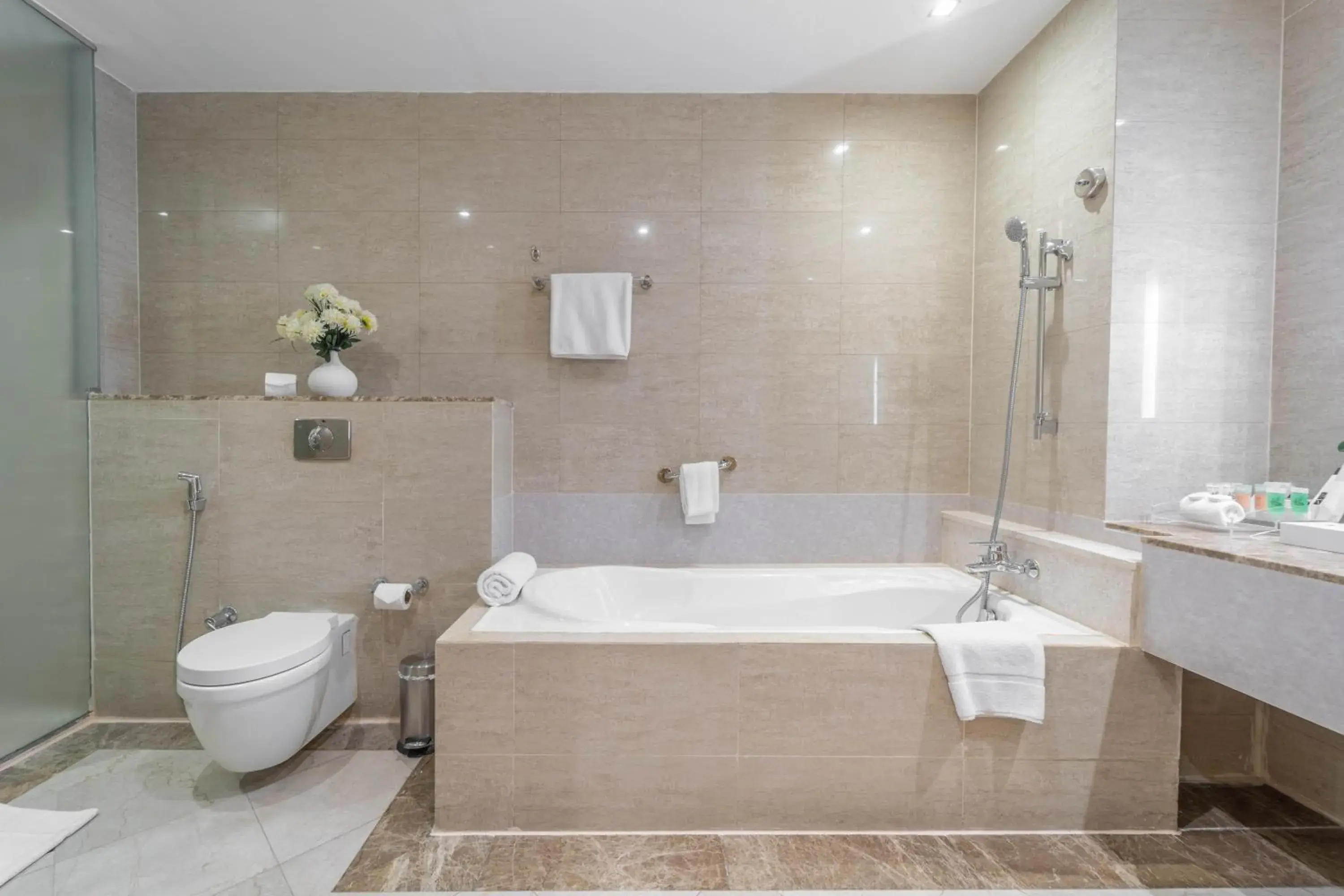 Bath in The Leela Hotel Bath in The Leela Hotel