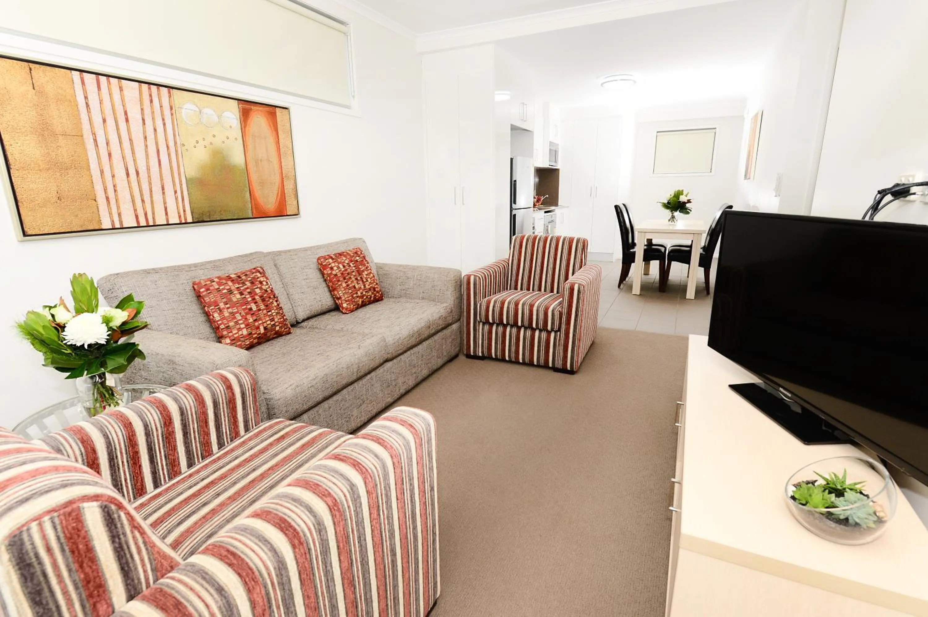 TV and multimedia in Oaks Moranbah Suites