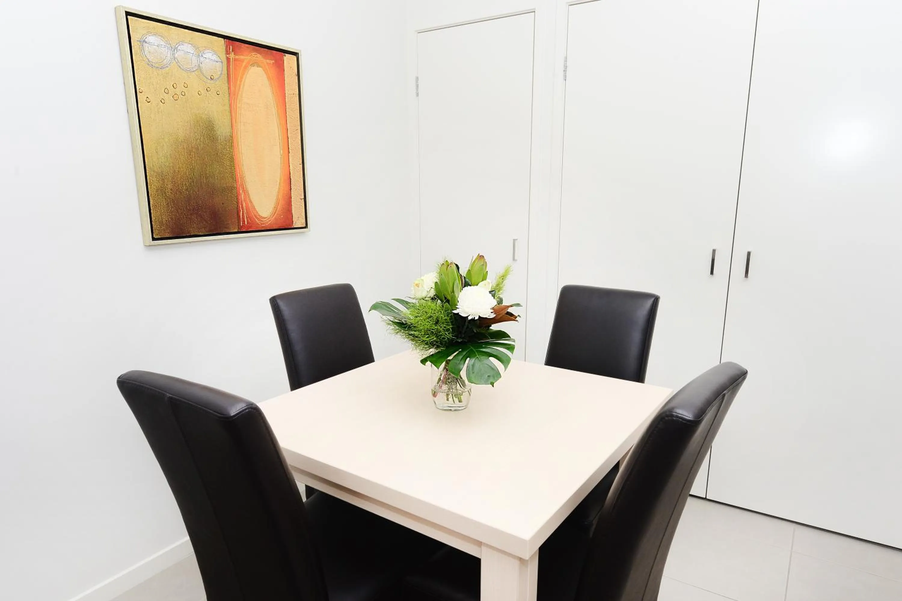 Dining area in Oaks Middlemount Suites
