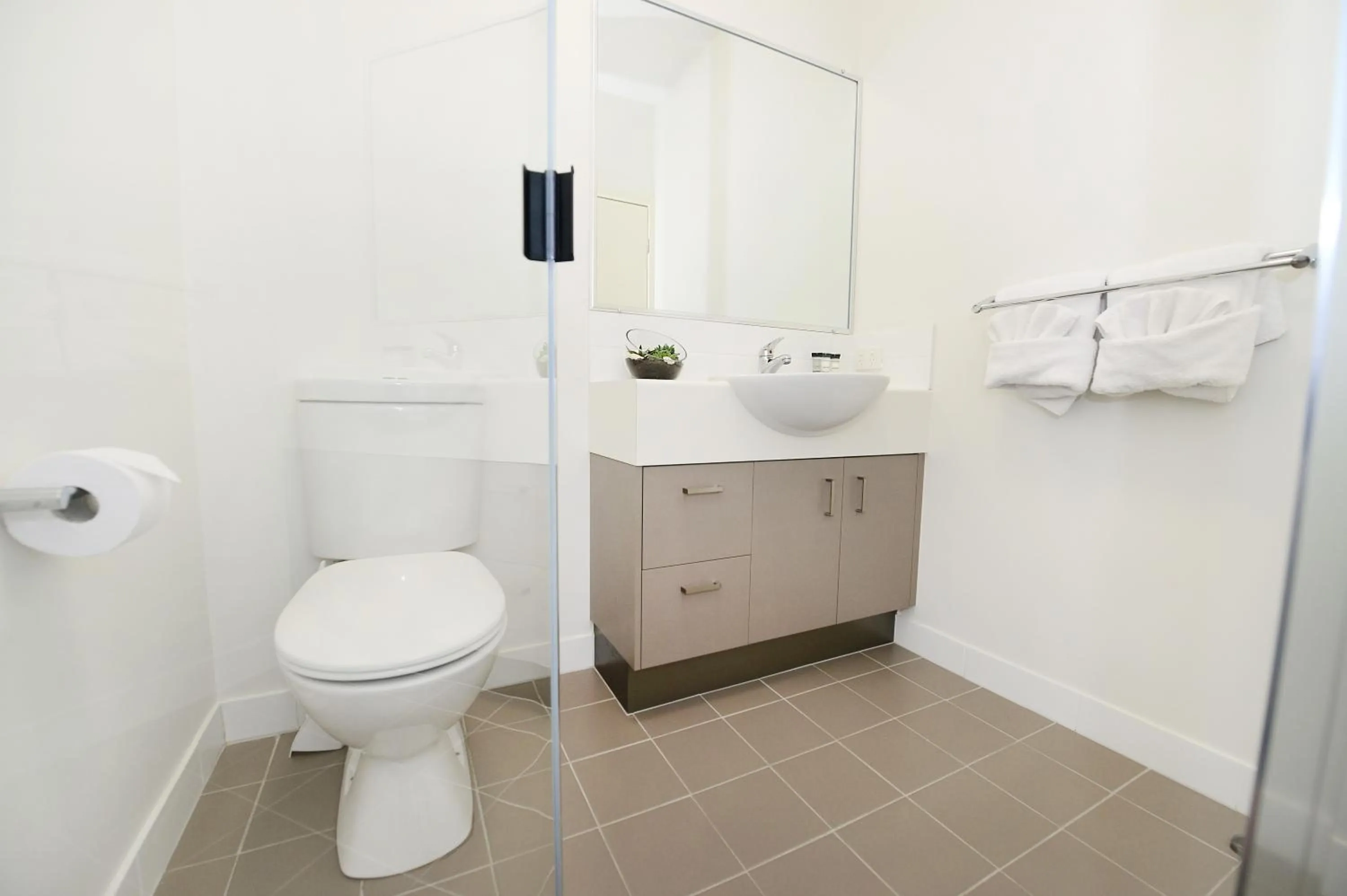 Toilet in Oaks Middlemount Suites