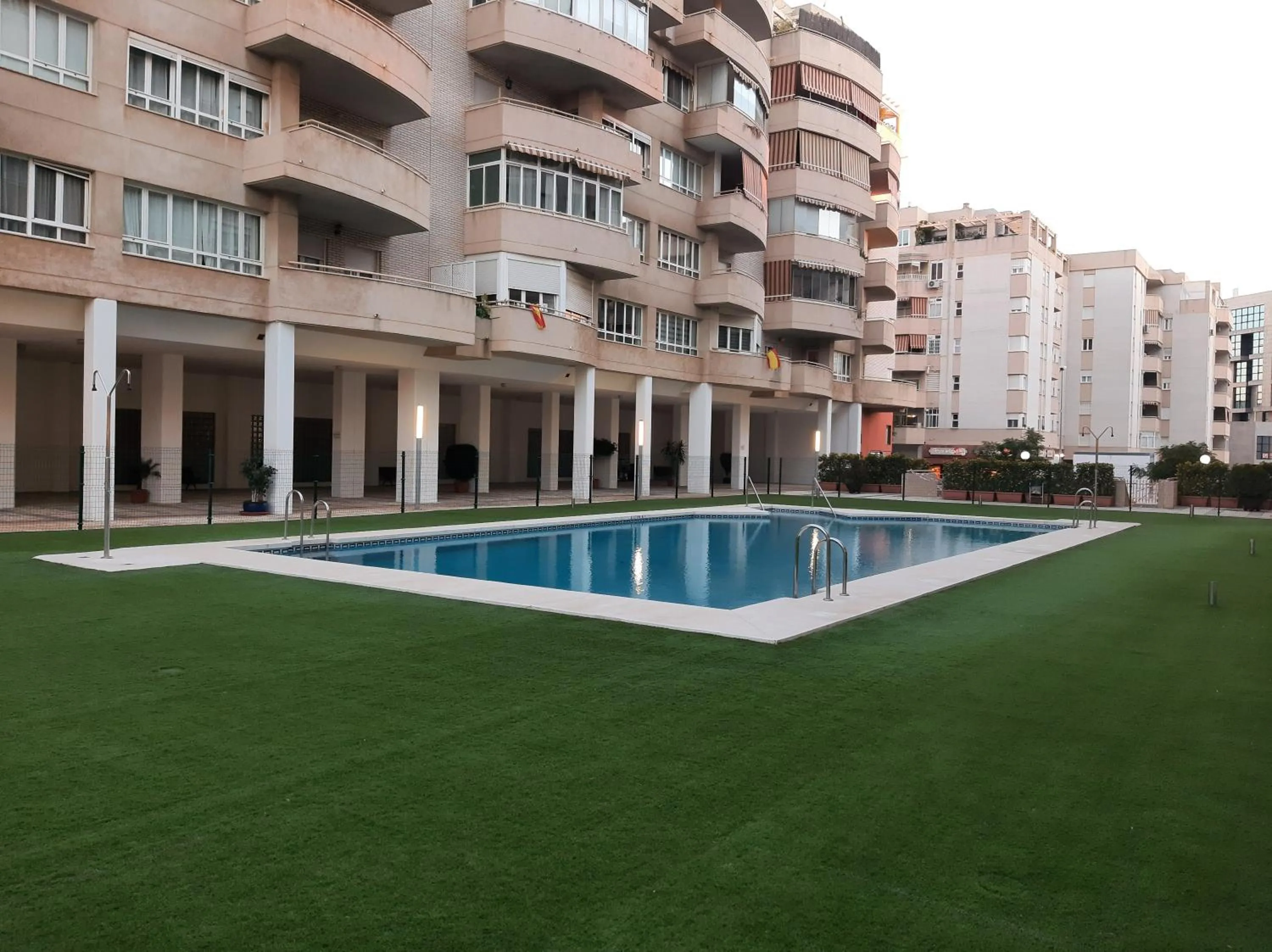 WintowinRentals Teatinos, Metro, Free Parking & Pool.